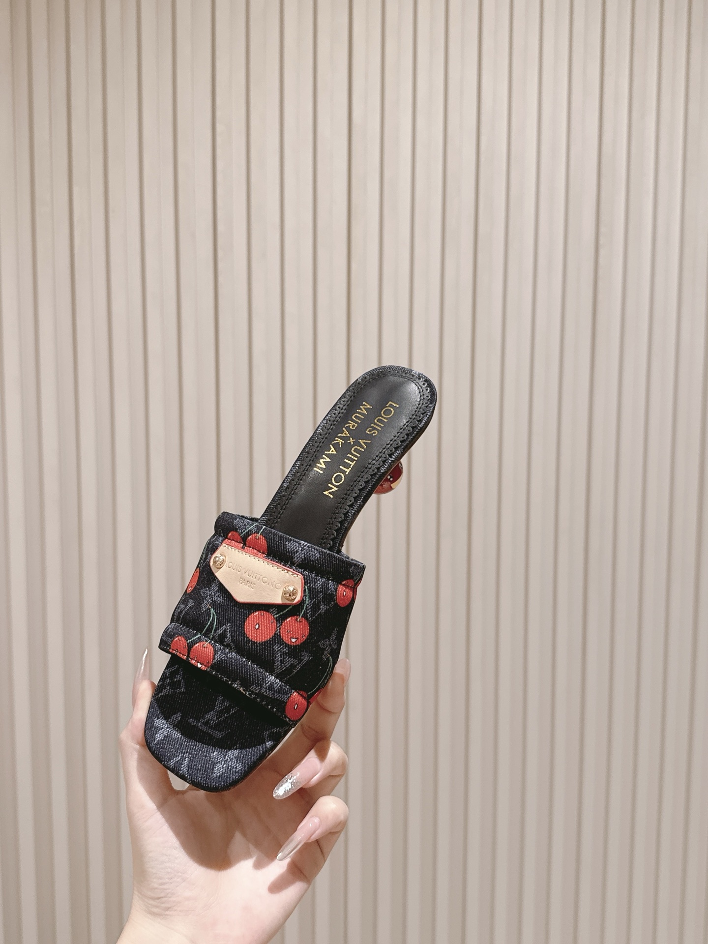 🍒樱桃跟
  | ²⁰²5𝐬𝐬 🤍🤎
驴家早春新品🆕 new arrival～LV春夏涂鸦拖鞋，也太出彩