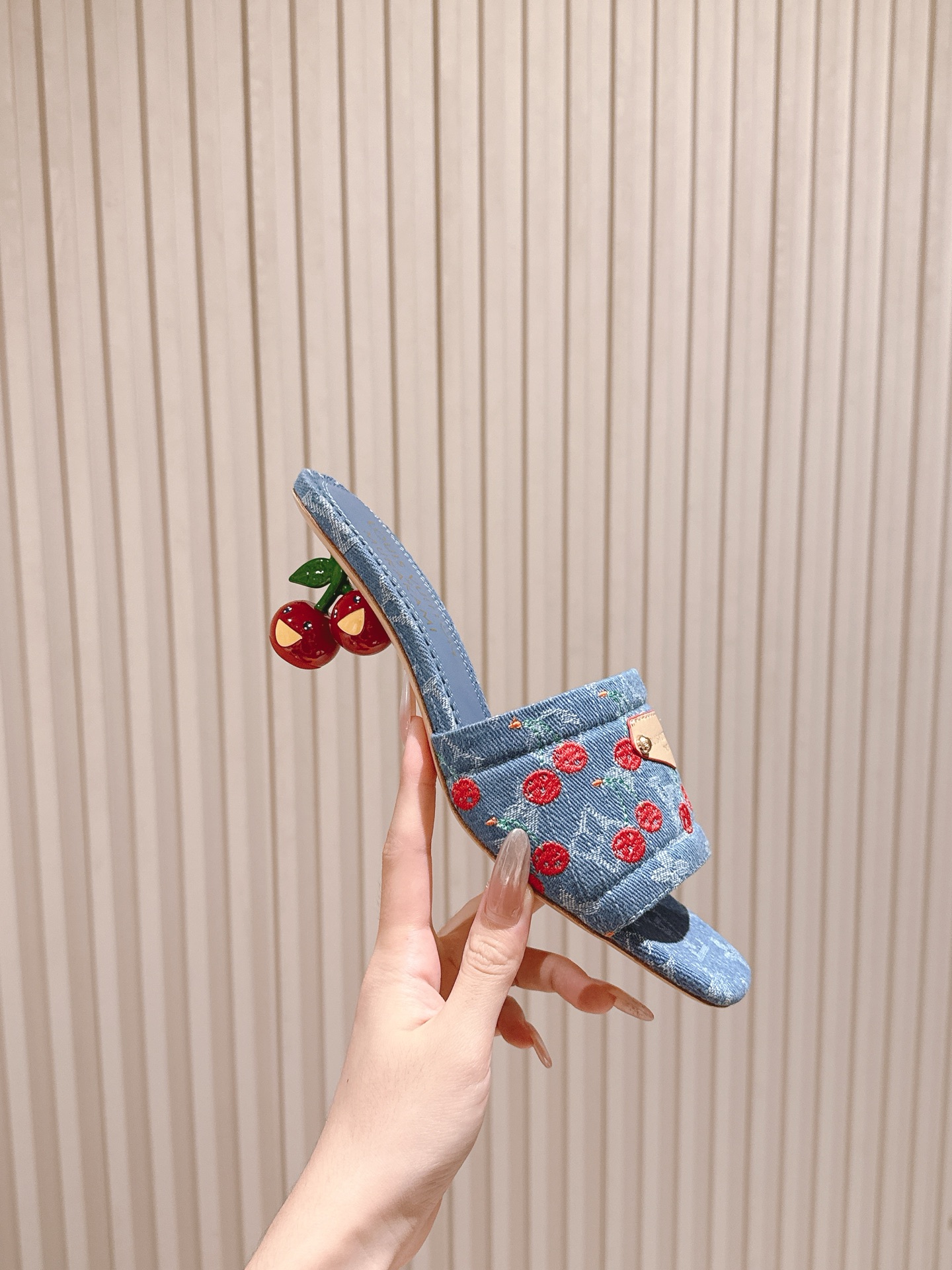 🍒樱桃跟
  | ²⁰²5𝐬𝐬 🤍🤎
驴家早春新品🆕 new arrival～LV春夏涂鸦拖鞋，也太出彩