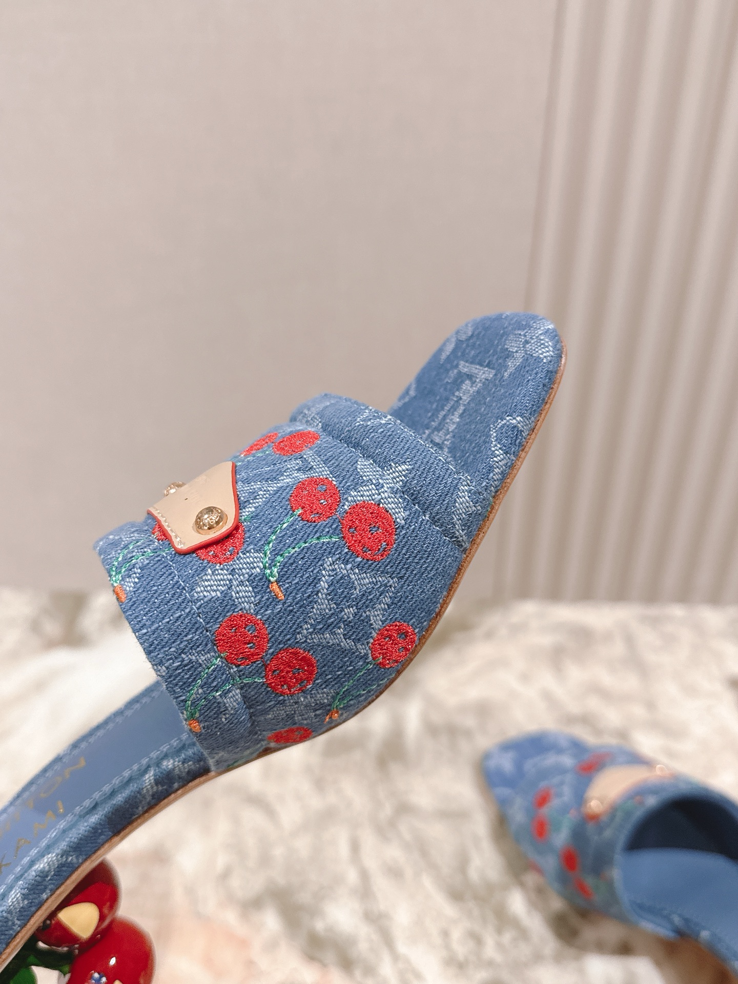 🍒樱桃跟
  | ²⁰²5𝐬𝐬 🤍🤎
驴家早春新品🆕 new arrival～LV春夏涂鸦拖鞋，也太出彩