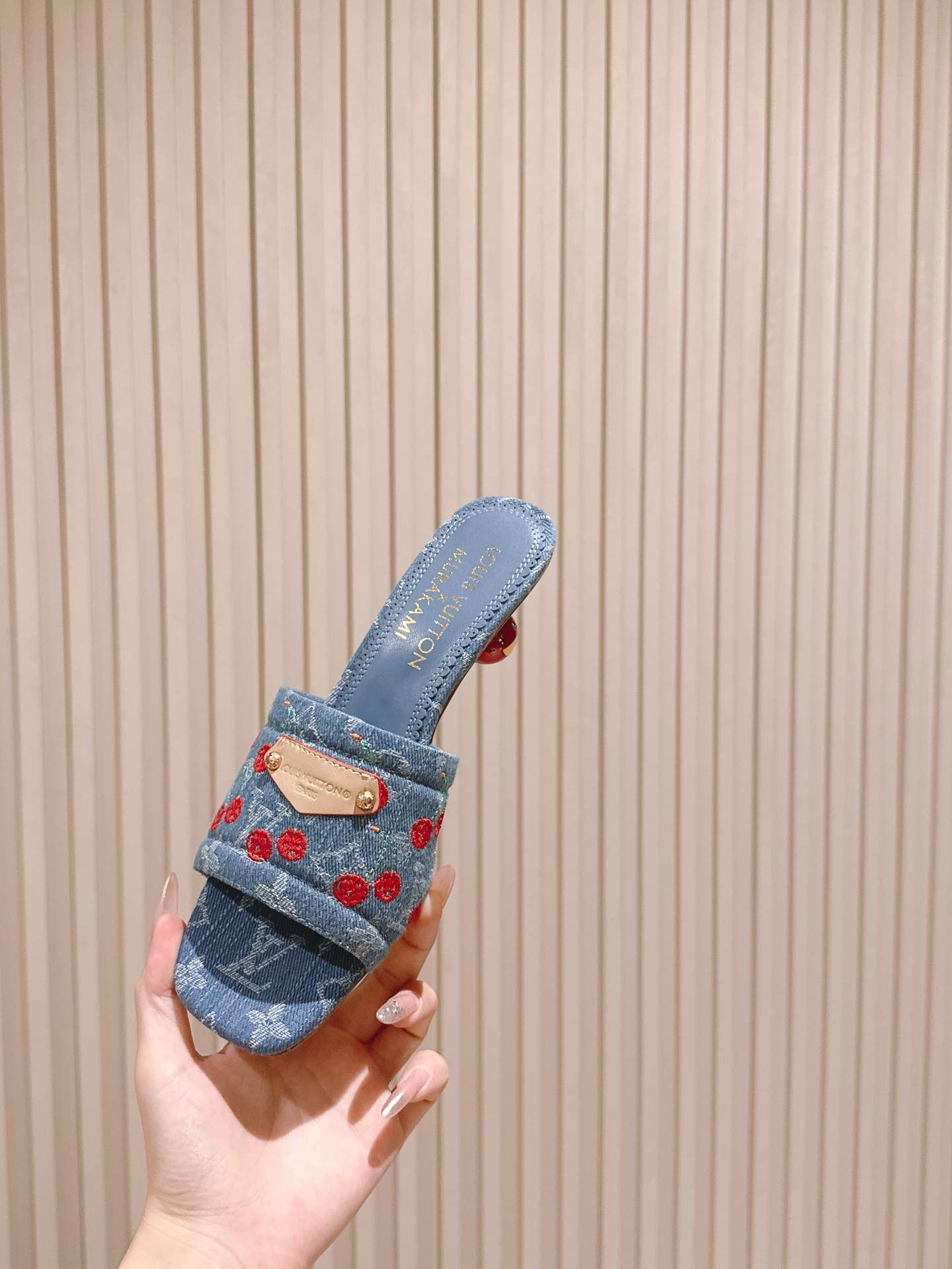 🍒樱桃跟
  | ²⁰²5𝐬𝐬 🤍🤎
驴家早春新品🆕 new arrival～LV春夏涂鸦拖鞋，也太出彩