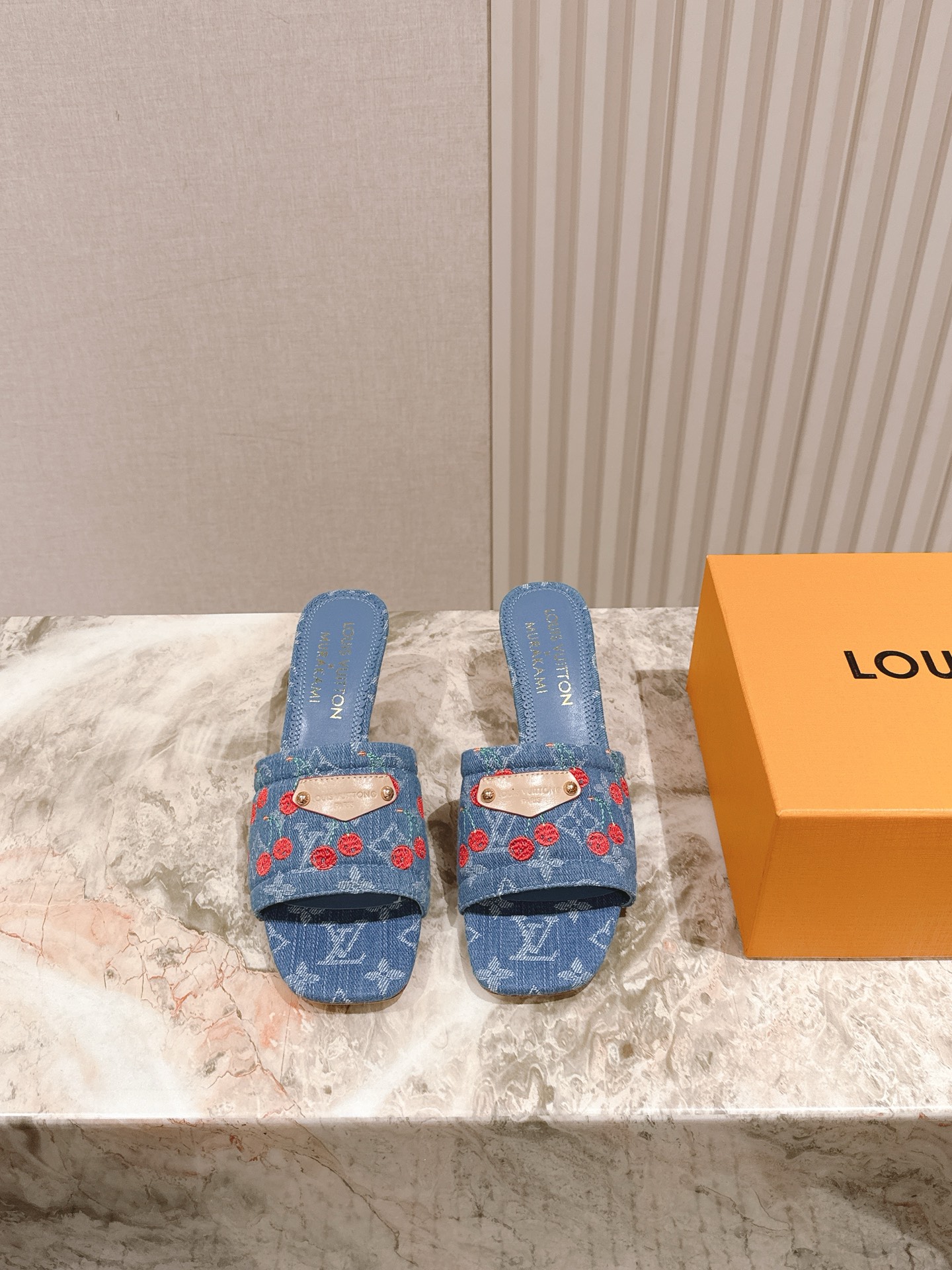 🍒樱桃跟
  | ²⁰²5𝐬𝐬 🤍🤎
驴家早春新品🆕 new arrival～LV春夏涂鸦拖鞋，也太出彩