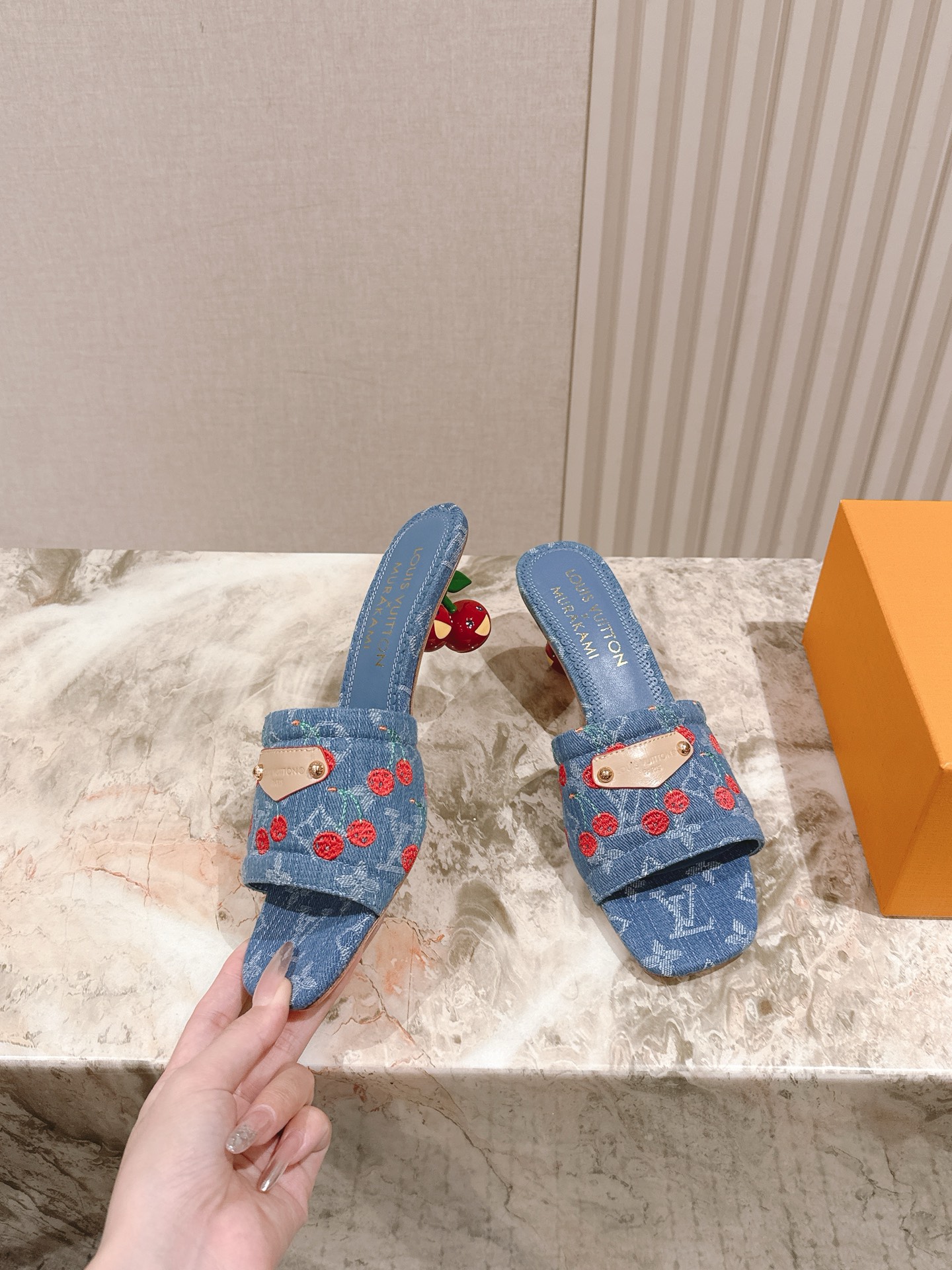 🍒樱桃跟
  | ²⁰²5𝐬𝐬 🤍🤎
驴家早春新品🆕 new arrival～LV春夏涂鸦拖鞋，也太出彩