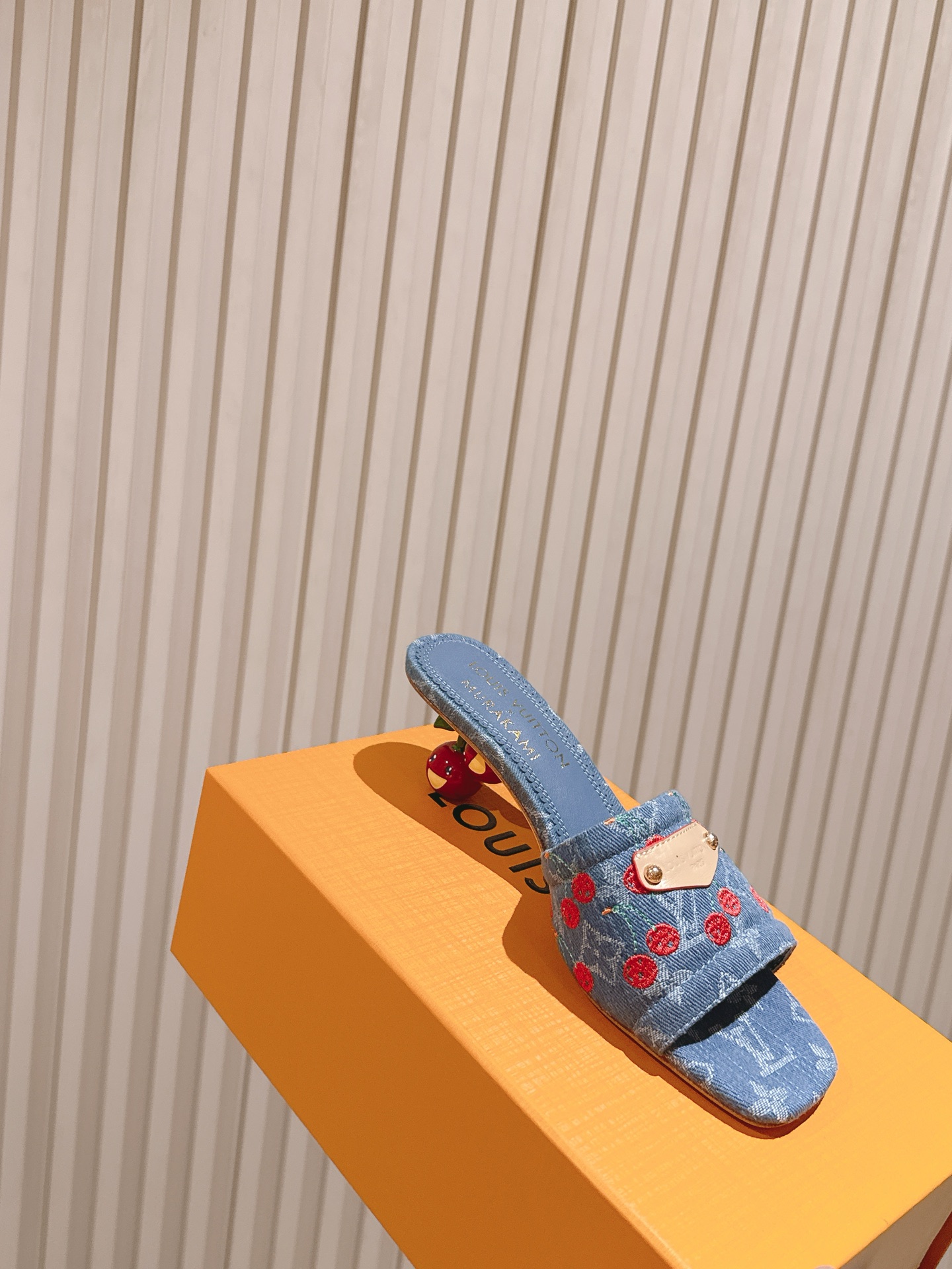 🍒樱桃跟
  | ²⁰²5𝐬𝐬 🤍🤎
驴家早春新品🆕 new arrival～LV春夏涂鸦拖鞋，也太出彩