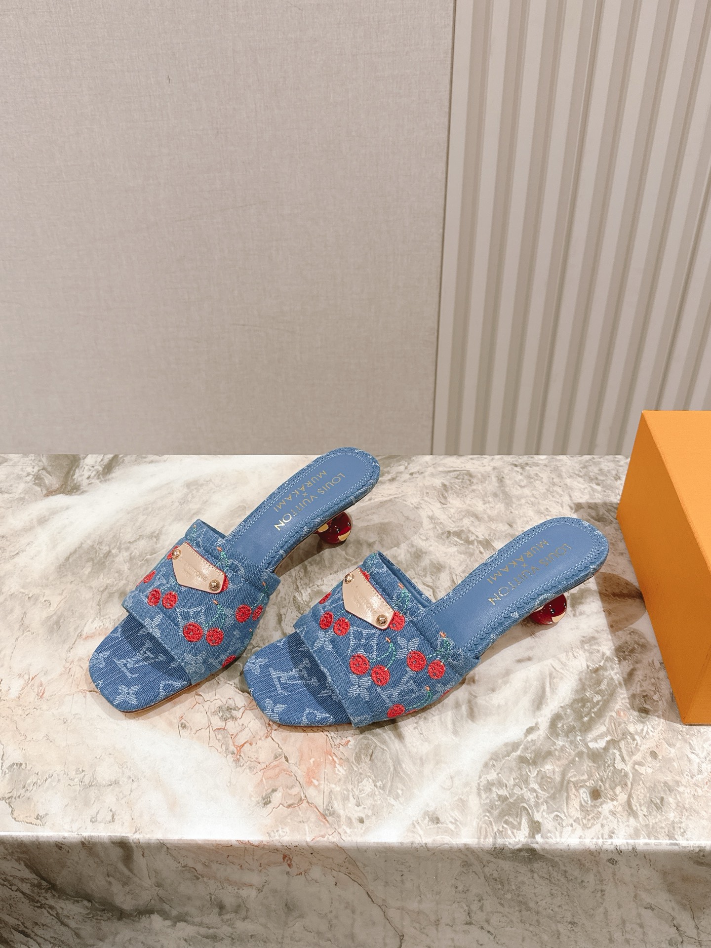 🍒樱桃跟
  | ²⁰²5𝐬𝐬 🤍🤎
驴家早春新品🆕 new arrival～LV春夏涂鸦拖鞋，也太出彩