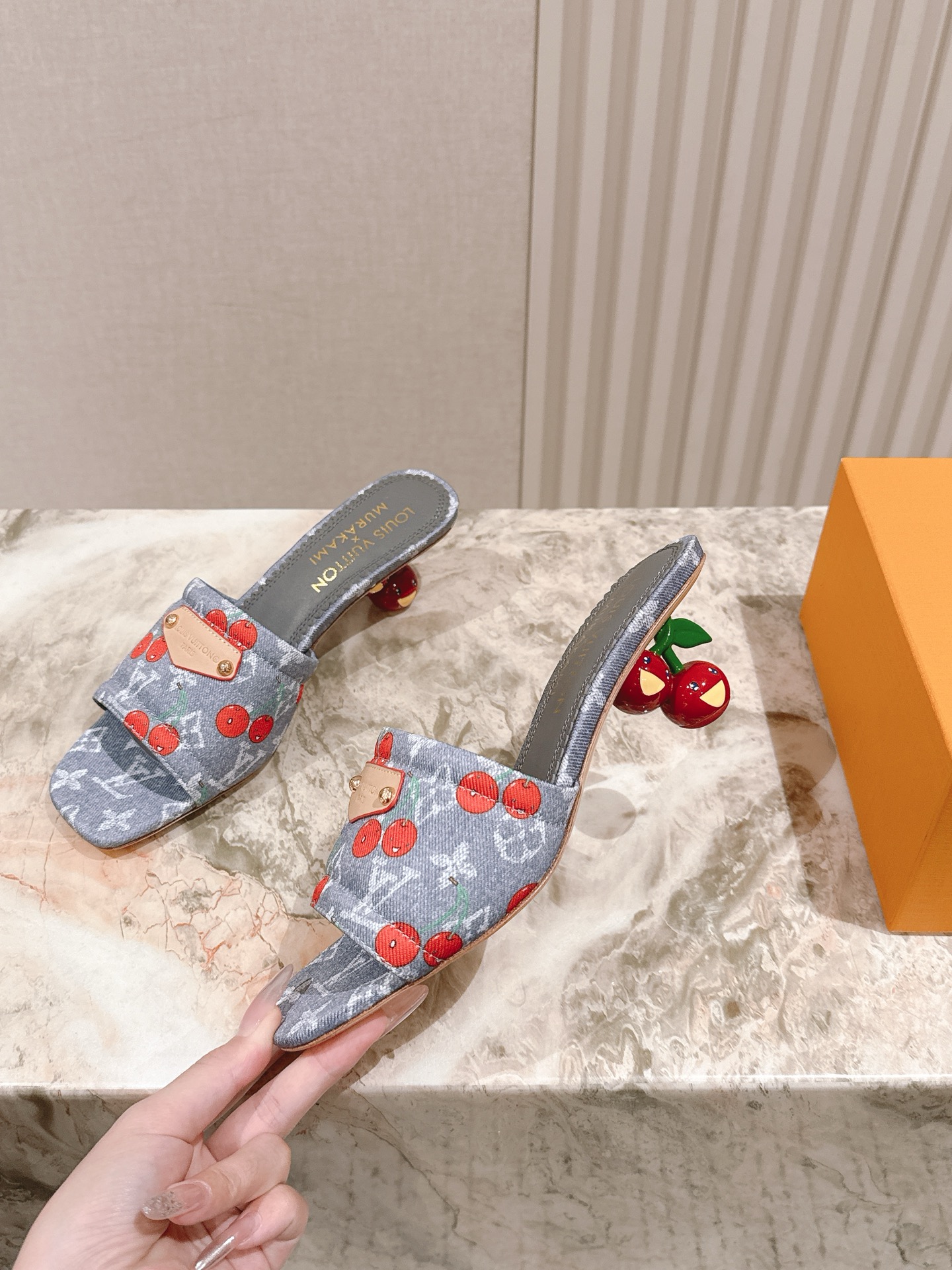 🍒樱桃跟
  | ²⁰²5𝐬𝐬 🤍🤎
驴家早春新品🆕 new arrival～LV春夏涂鸦拖鞋，也太出彩