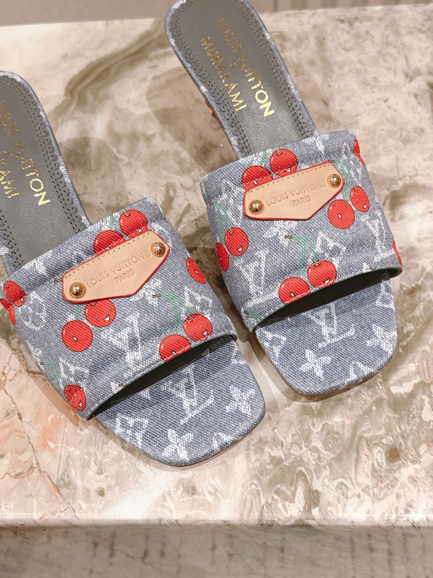 🍒樱桃跟
  | ²⁰²5𝐬𝐬 🤍🤎
驴家早春新品🆕 new arrival～LV春夏涂鸦拖鞋，也太出彩