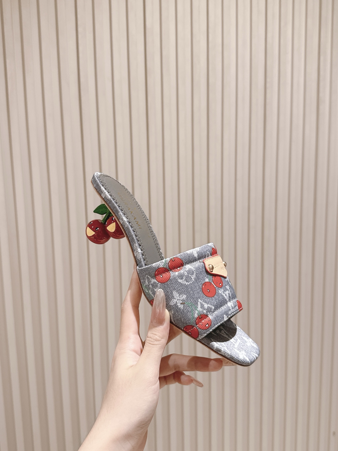 🍒樱桃跟
  | ²⁰²5𝐬𝐬 🤍🤎
驴家早春新品🆕 new arrival～LV春夏涂鸦拖鞋，也太出彩