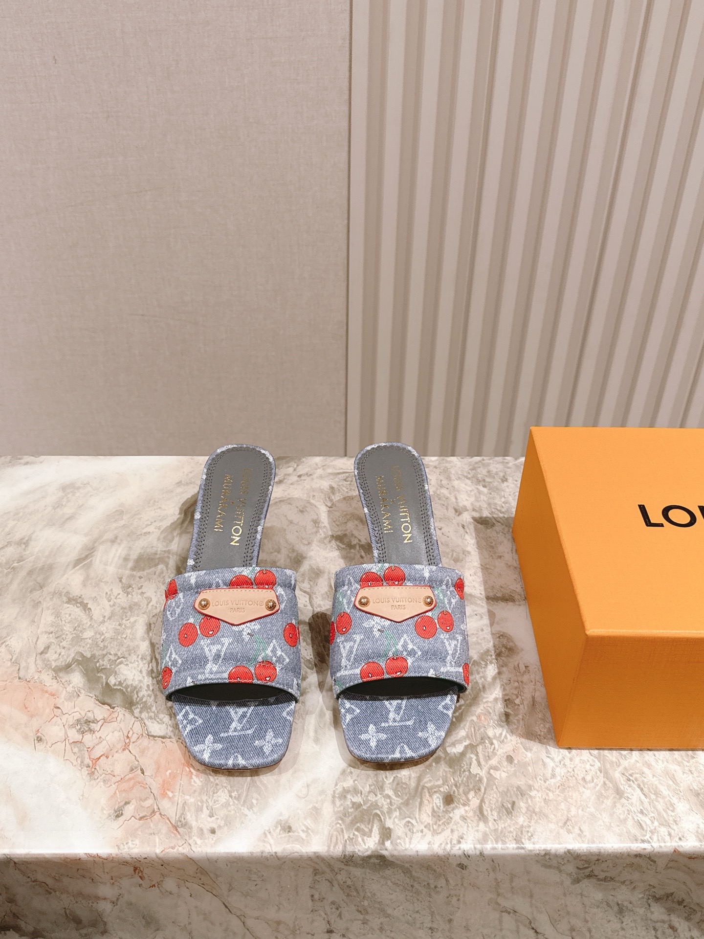 🍒樱桃跟
  | ²⁰²5𝐬𝐬 🤍🤎
驴家早春新品🆕 new arrival～LV春夏涂鸦拖鞋，也太出彩