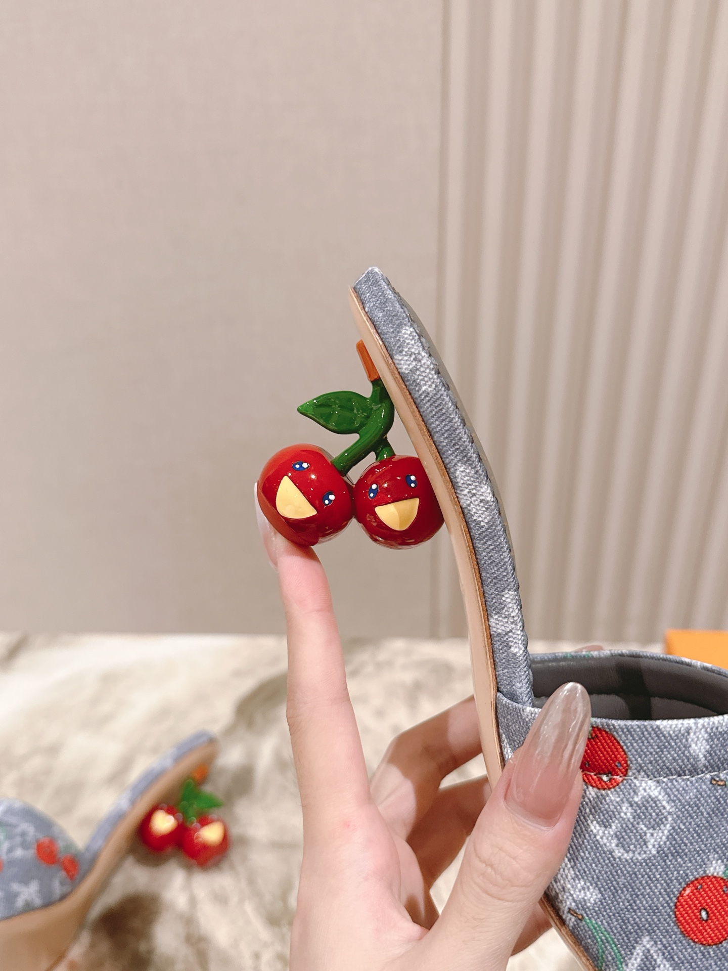 🍒樱桃跟
  | ²⁰²5𝐬𝐬 🤍🤎
驴家早春新品🆕 new arrival～LV春夏涂鸦拖鞋，也太出彩
