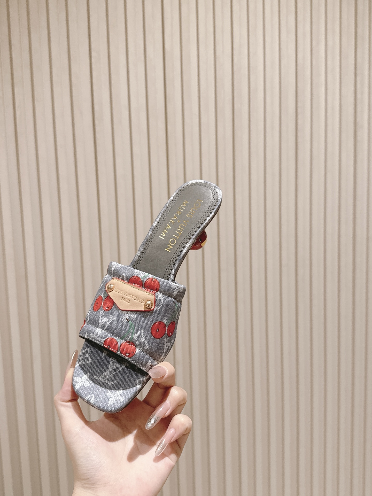 🍒樱桃跟
  | ²⁰²5𝐬𝐬 🤍🤎
驴家早春新品🆕 new arrival～LV春夏涂鸦拖鞋，也太出彩