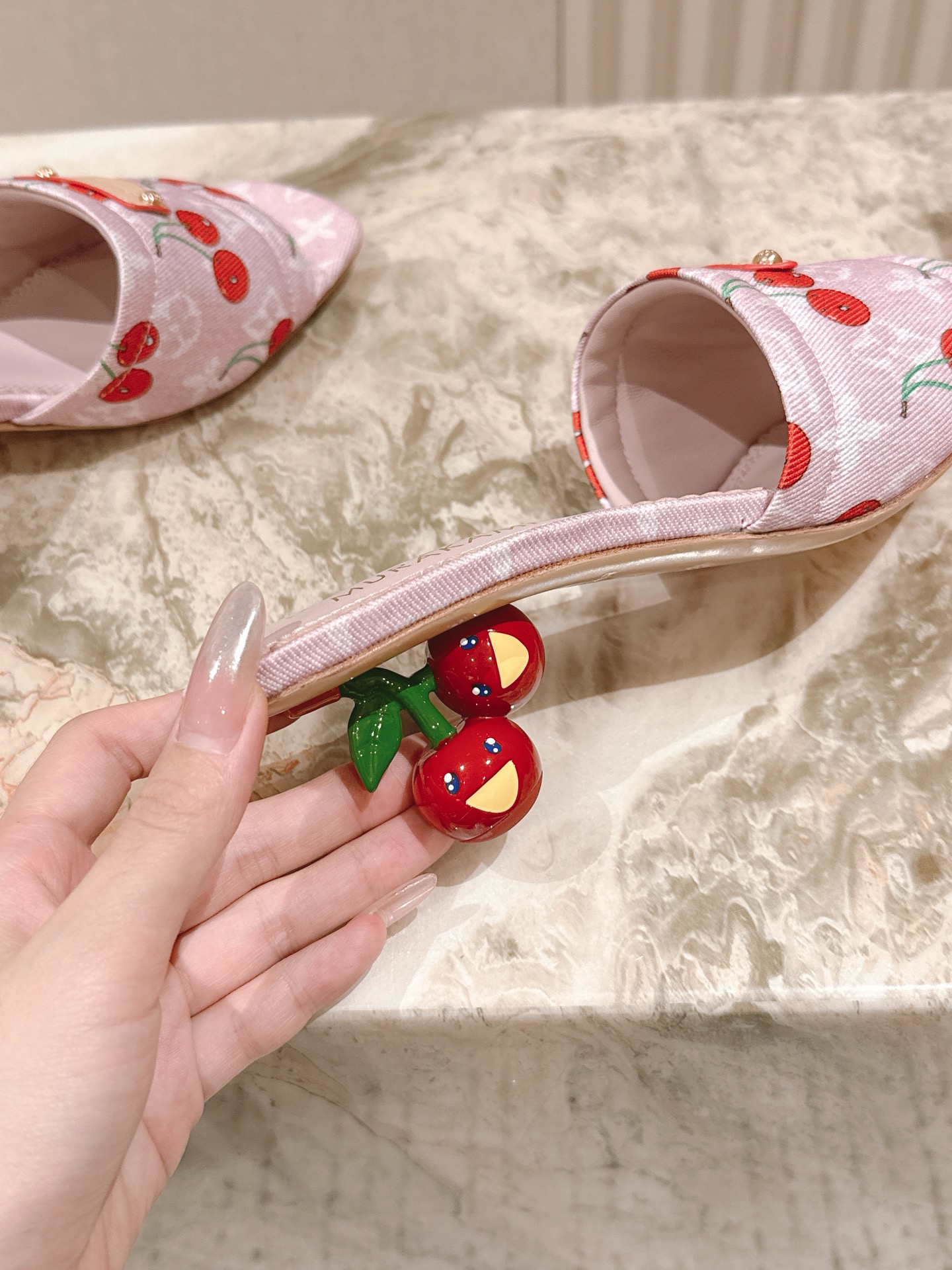 🍒樱桃跟
  | ²⁰²5𝐬𝐬 🤍🤎
驴家早春新品🆕 new arrival～LV春夏涂鸦拖鞋，也太出彩
