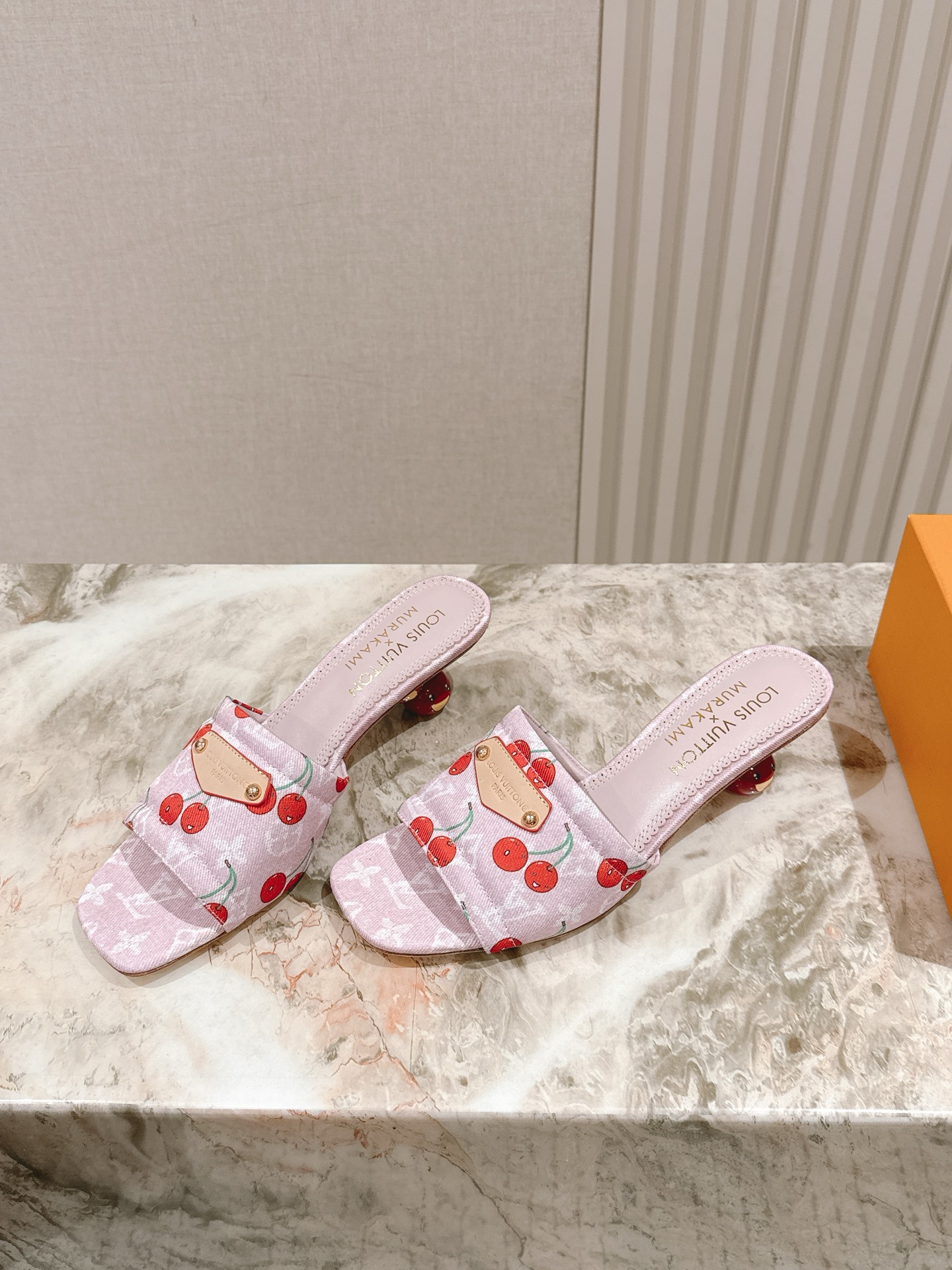 🍒樱桃跟
  | ²⁰²5𝐬𝐬 🤍🤎
驴家早春新品🆕 new arrival～LV春夏涂鸦拖鞋，也太出彩