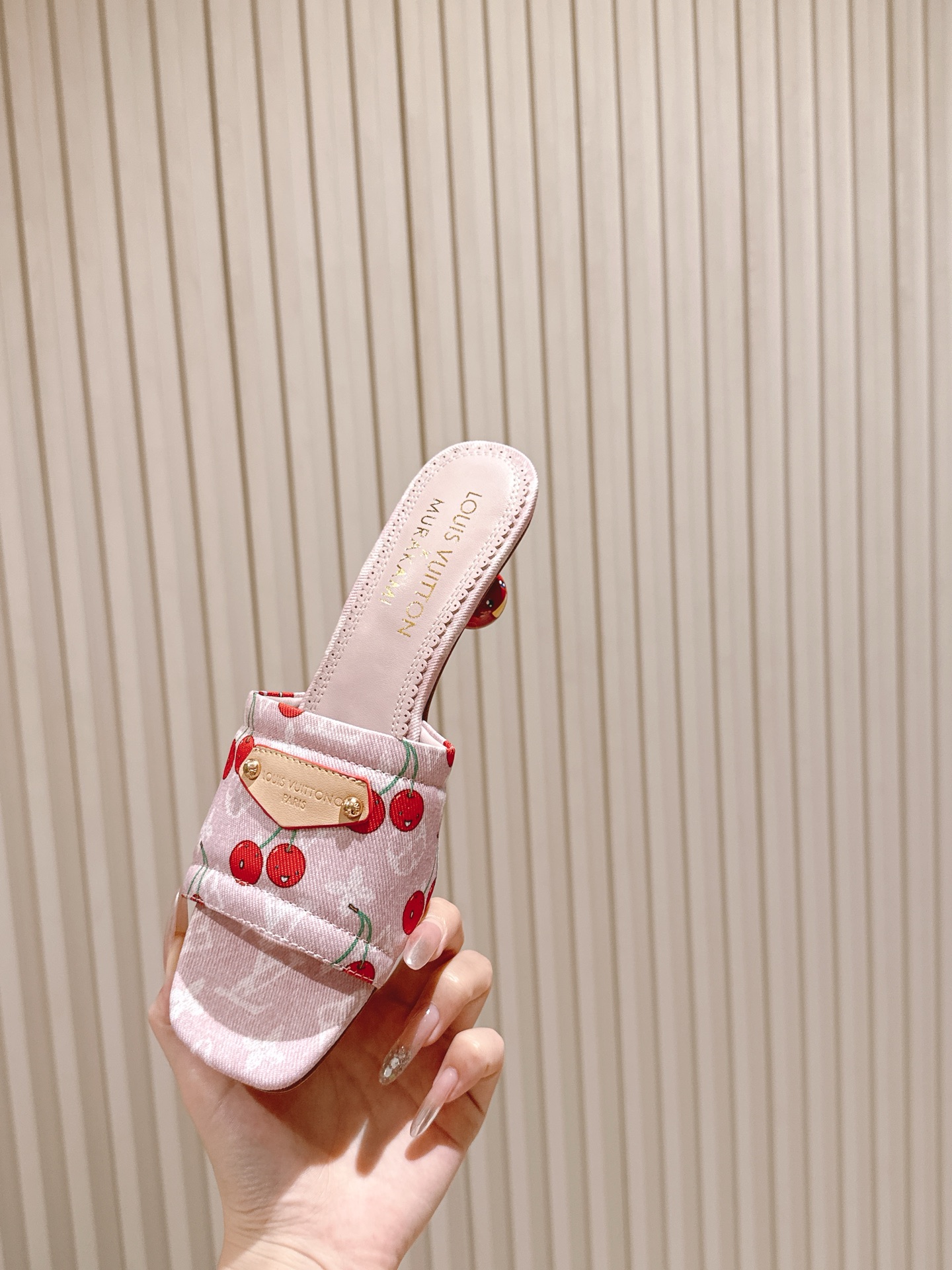 🍒樱桃跟
  | ²⁰²5𝐬𝐬 🤍🤎
驴家早春新品🆕 new arrival～LV春夏涂鸦拖鞋，也太出彩