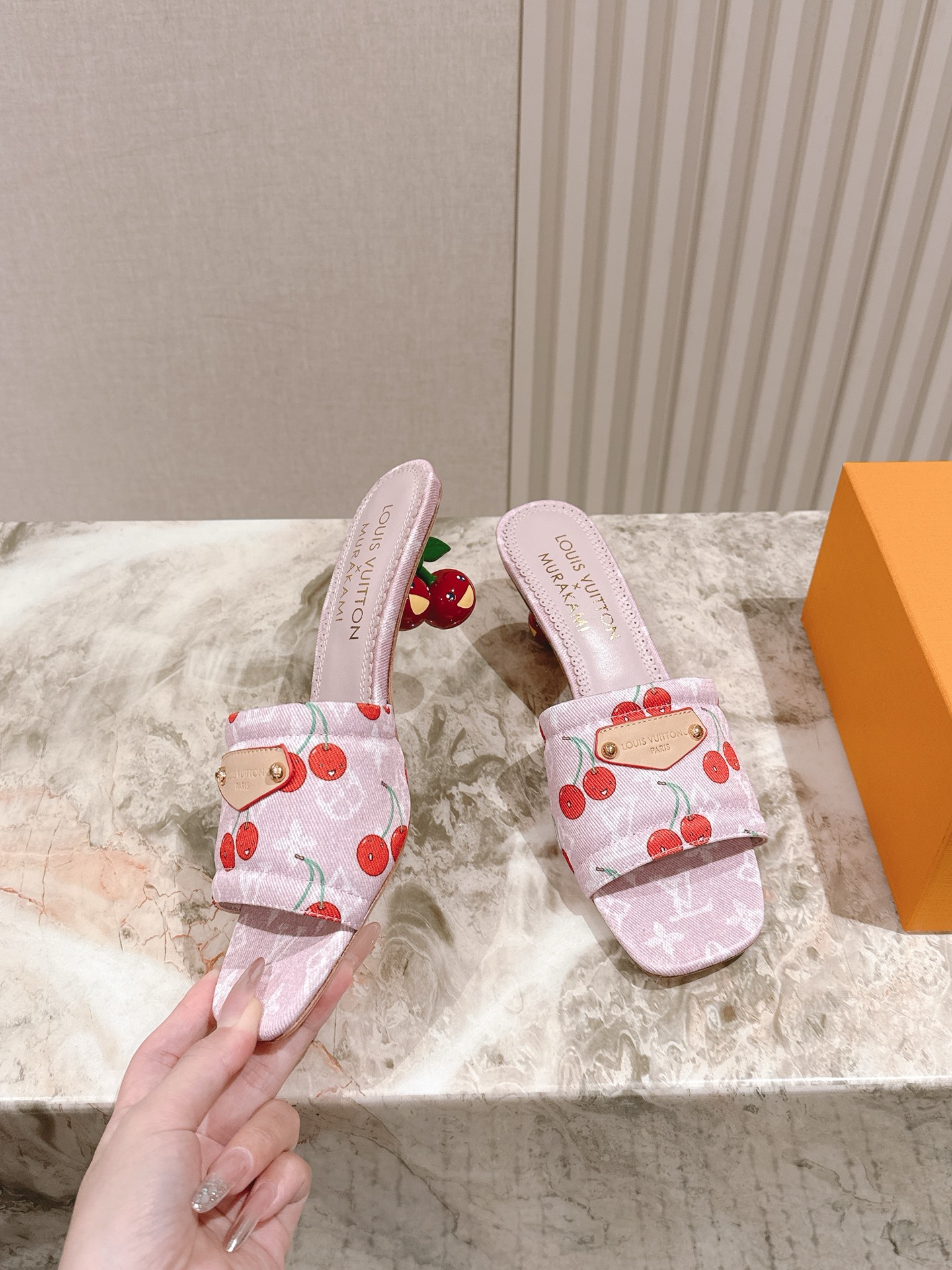 🍒樱桃跟
  | ²⁰²5𝐬𝐬 🤍🤎
驴家早春新品🆕 new arrival～LV春夏涂鸦拖鞋，也太出彩