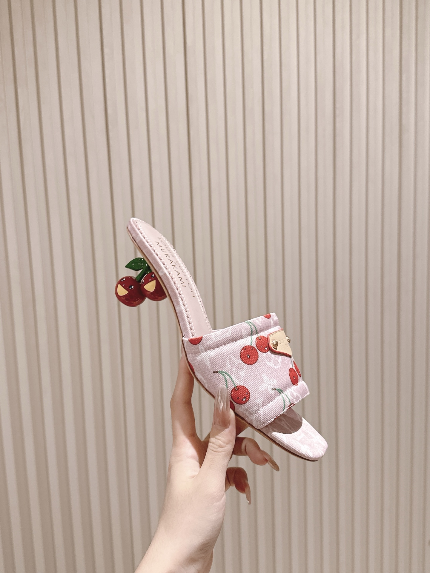 🍒樱桃跟
  | ²⁰²5𝐬𝐬 🤍🤎
驴家早春新品🆕 new arrival～LV春夏涂鸦拖鞋，也太出彩