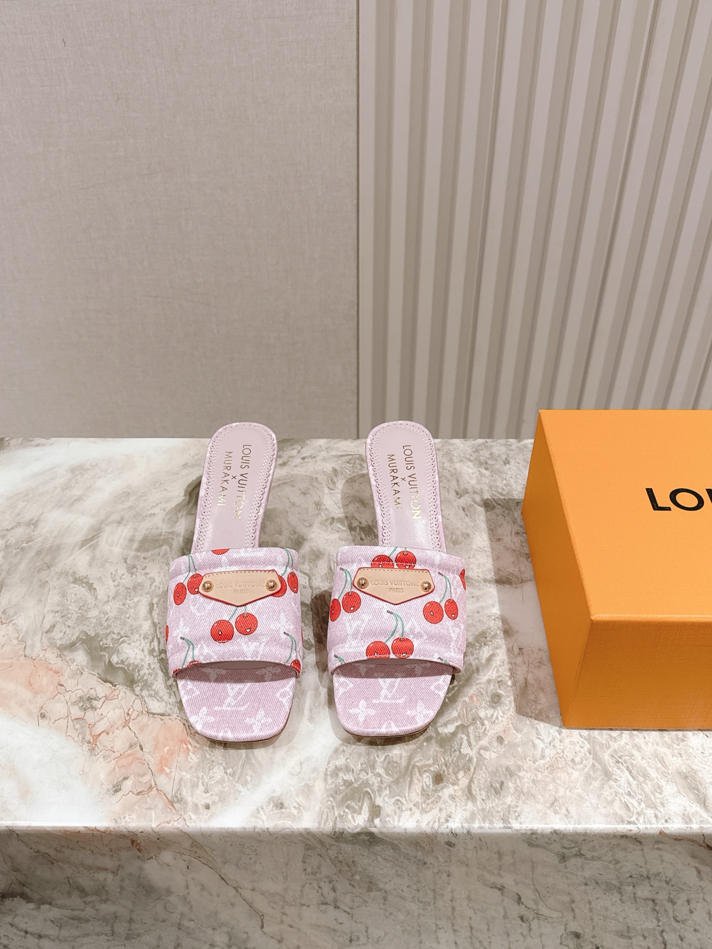 🍒樱桃跟
  | ²⁰²5𝐬𝐬 🤍🤎
驴家早春新品🆕 new arrival～LV春夏涂鸦拖鞋，也太出彩