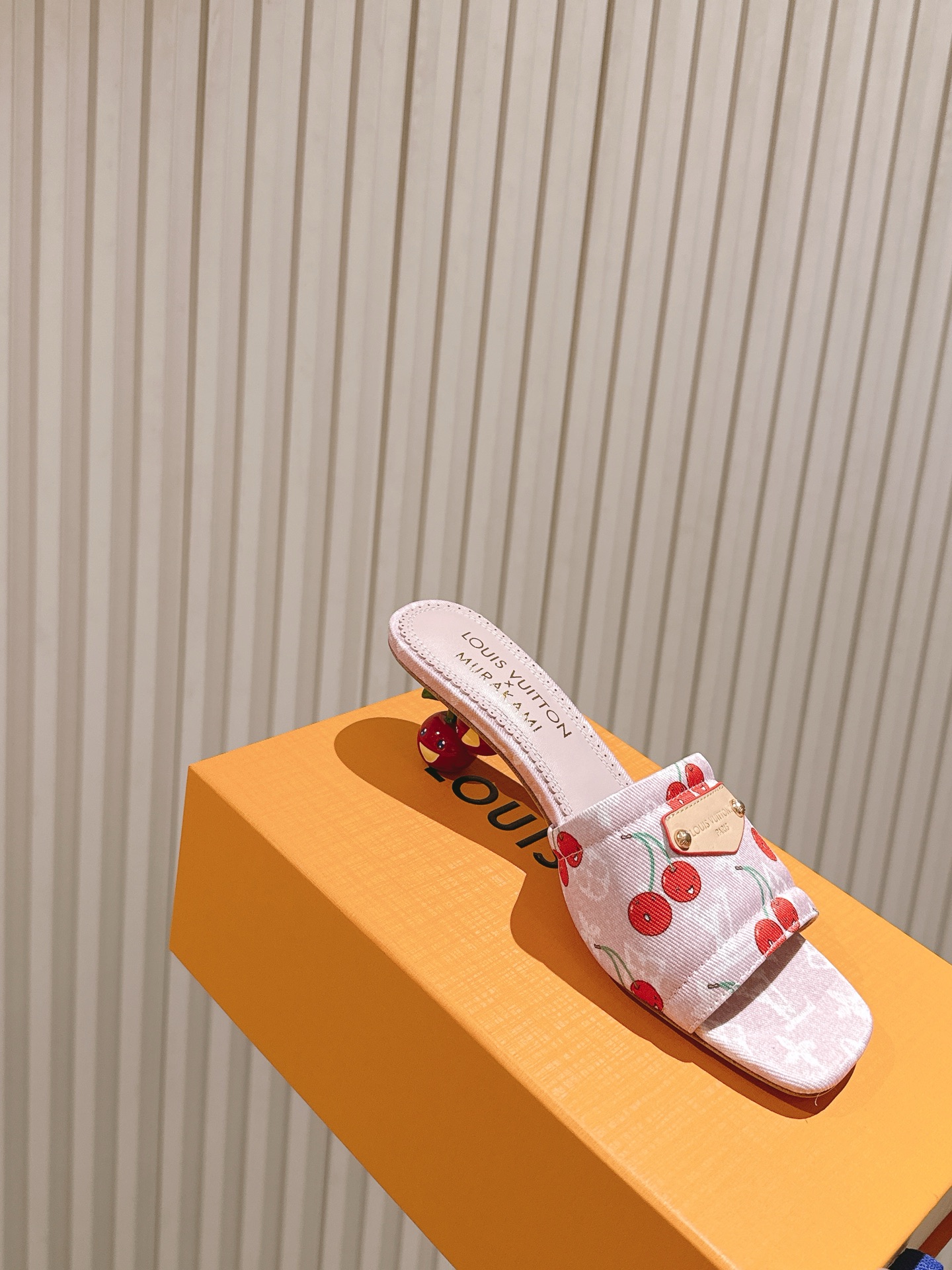 🍒樱桃跟
  | ²⁰²5𝐬𝐬 🤍🤎
驴家早春新品🆕 new arrival～LV春夏涂鸦拖鞋，也太出彩
