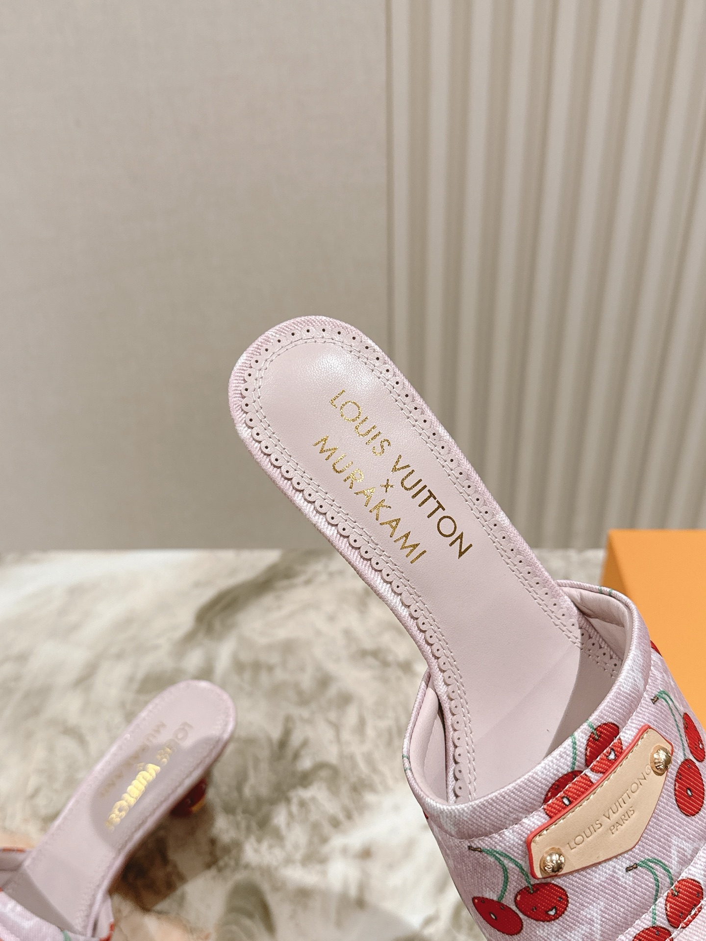 🍒樱桃跟
  | ²⁰²5𝐬𝐬 🤍🤎
驴家早春新品🆕 new arrival～LV春夏涂鸦拖鞋，也太出彩
