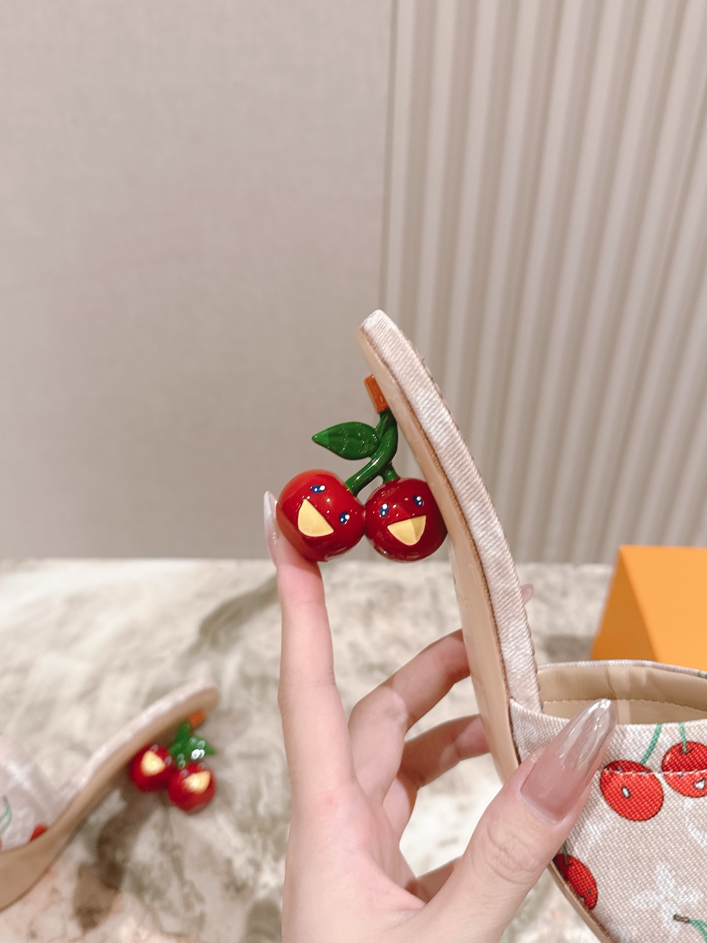 🍒樱桃跟
  | ²⁰²5𝐬𝐬 🤍🤎
驴家早春新品🆕 new arrival～LV春夏涂鸦拖鞋，也太出彩