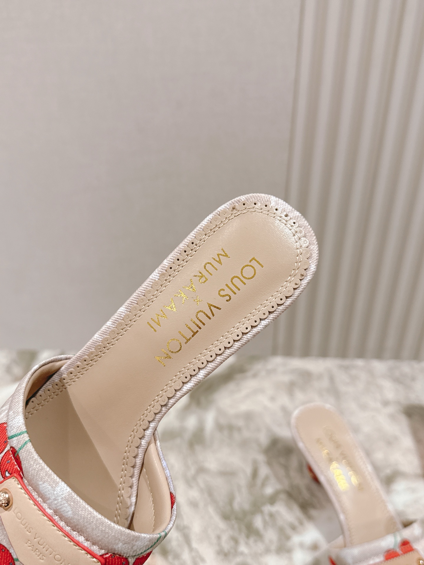 🍒樱桃跟
  | ²⁰²5𝐬𝐬 🤍🤎
驴家早春新品🆕 new arrival～LV春夏涂鸦拖鞋，也太出彩