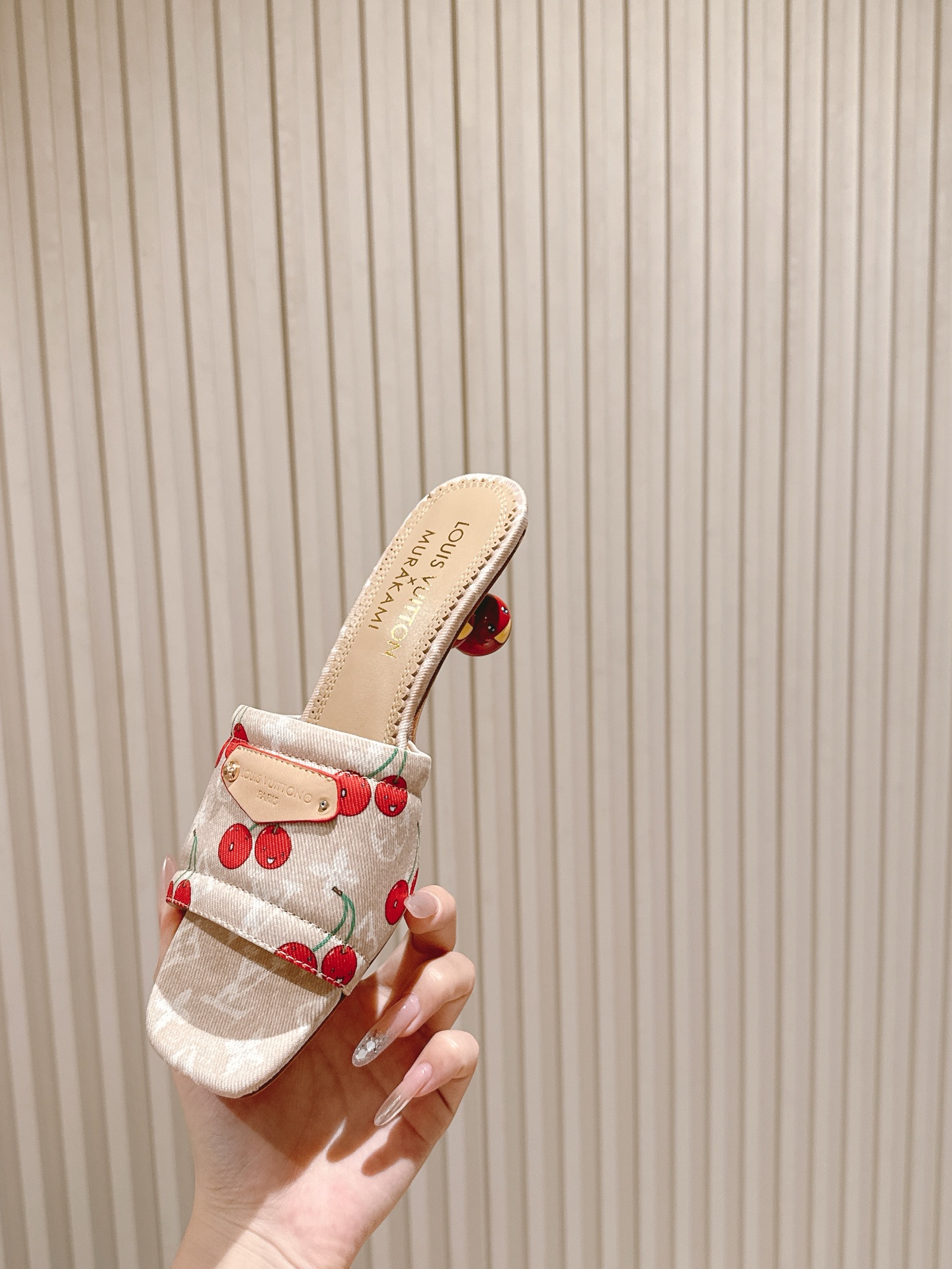 🍒樱桃跟
  | ²⁰²5𝐬𝐬 🤍🤎
驴家早春新品🆕 new arrival～LV春夏涂鸦拖鞋，也太出彩