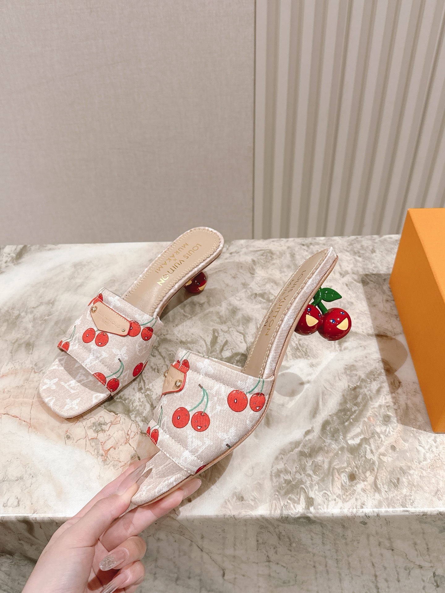 🍒樱桃跟
  | ²⁰²5𝐬𝐬 🤍🤎
驴家早春新品🆕 new arrival～LV春夏涂鸦拖鞋，也太出彩