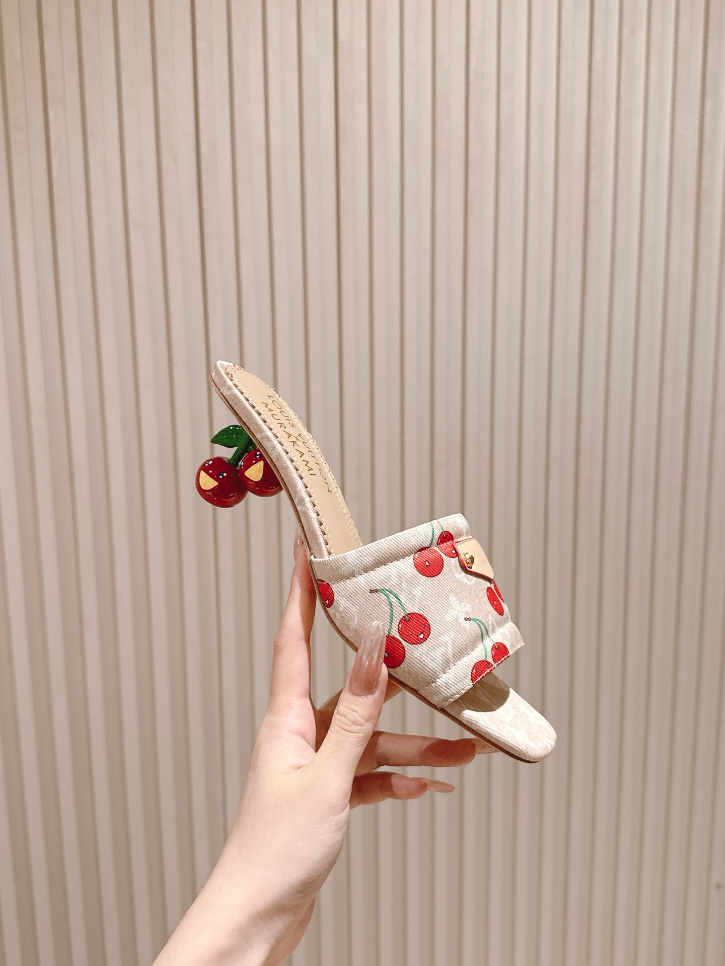 🍒樱桃跟
  | ²⁰²5𝐬𝐬 🤍🤎
驴家早春新品🆕 new arrival～LV春夏涂鸦拖鞋，也太出彩