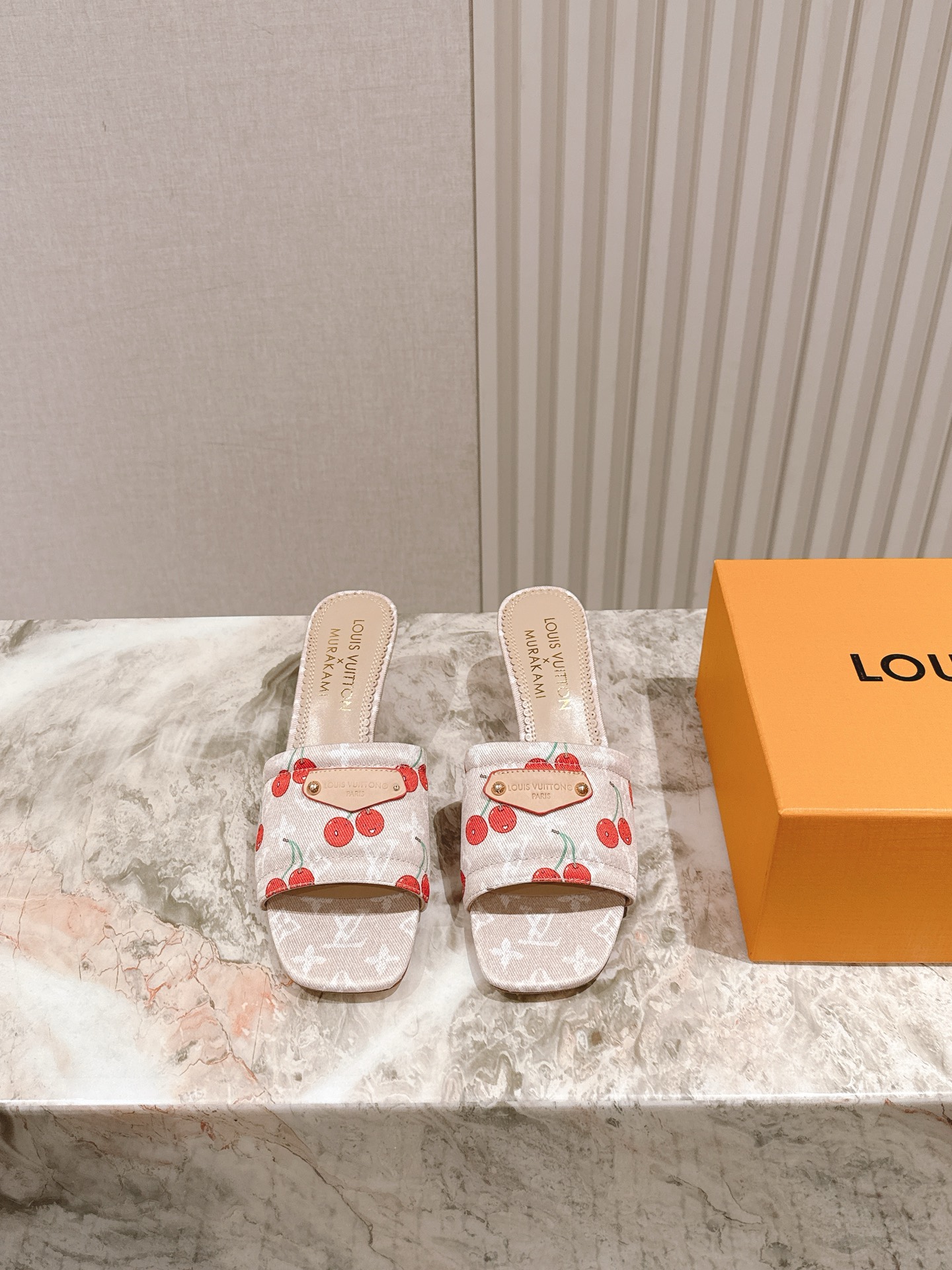🍒樱桃跟
  | ²⁰²5𝐬𝐬 🤍🤎
驴家早春新品🆕 new arrival～LV春夏涂鸦拖鞋，也太出彩