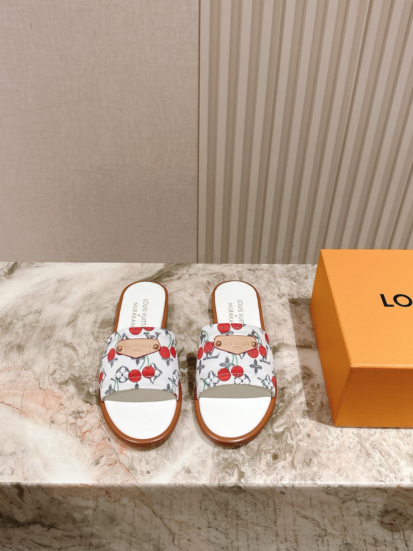   | ²⁰²5𝐬𝐬 🤍🤎
驴家早春新品🆕 new arrival～LV春夏涂鸦拖鞋，也太出彩了！时尚性
