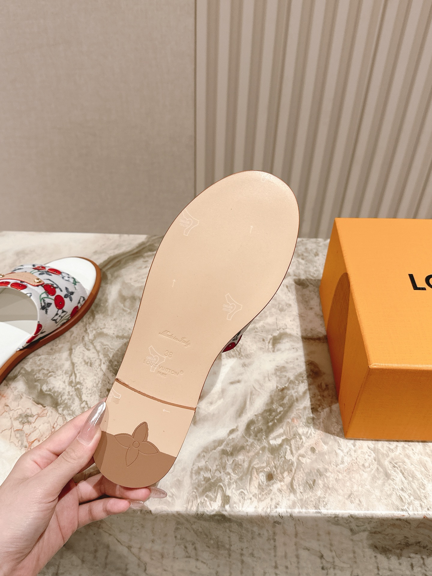   | ²⁰²5𝐬𝐬 🤍🤎
驴家早春新品🆕 new arrival～LV春夏涂鸦拖鞋，也太出彩了！时尚性