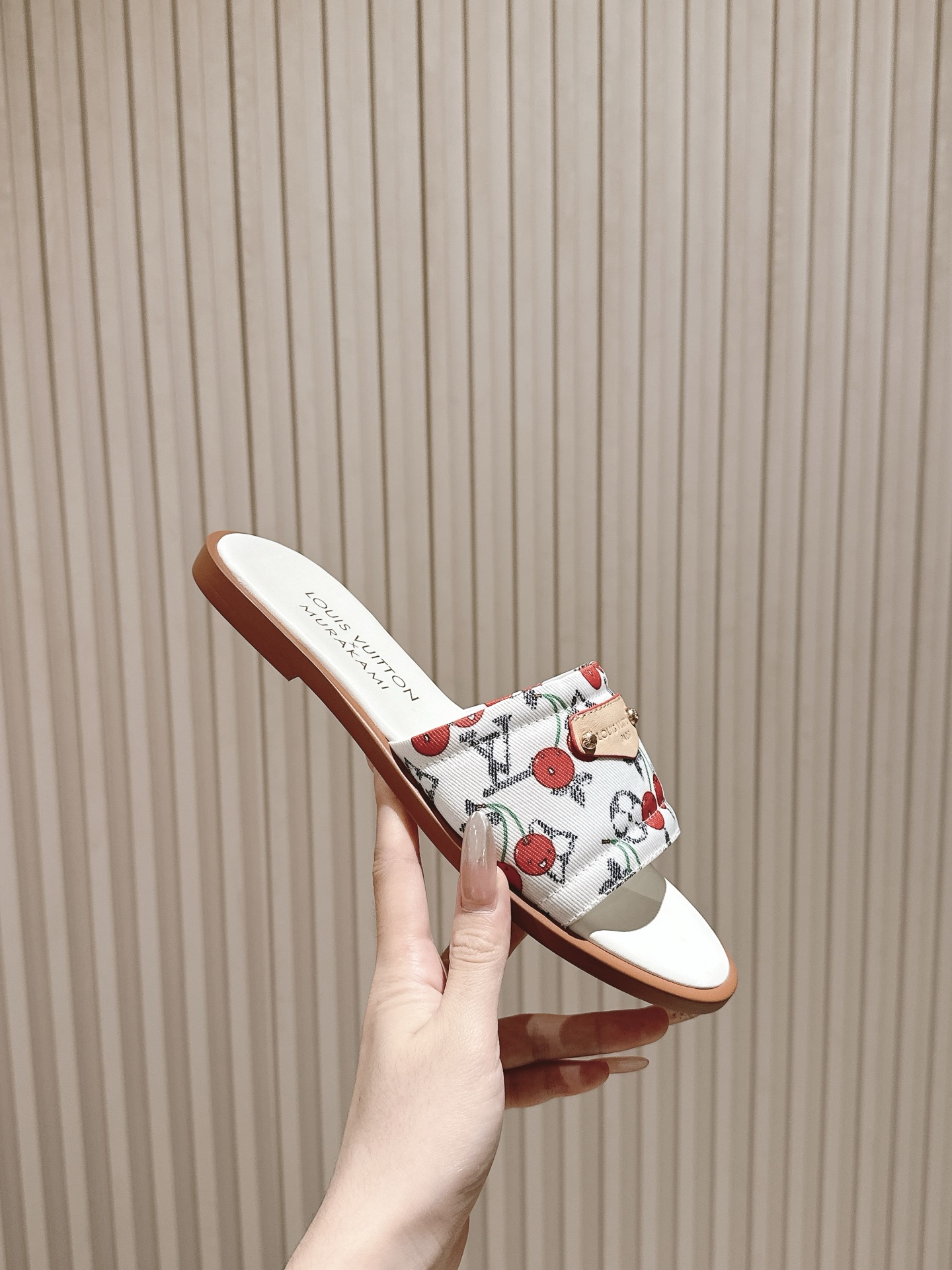   | ²⁰²5𝐬𝐬 🤍🤎
驴家早春新品🆕 new arrival～LV春夏涂鸦拖鞋，也太出彩了！时尚性