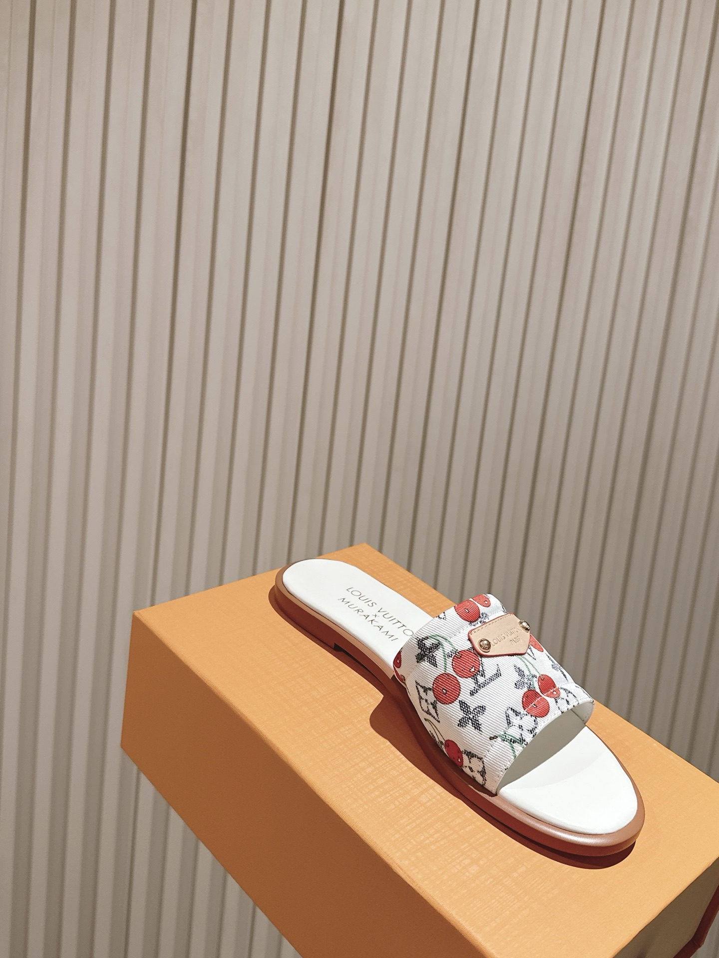   | ²⁰²5𝐬𝐬 🤍🤎
驴家早春新品🆕 new arrival～LV春夏涂鸦拖鞋，也太出彩了！时尚性