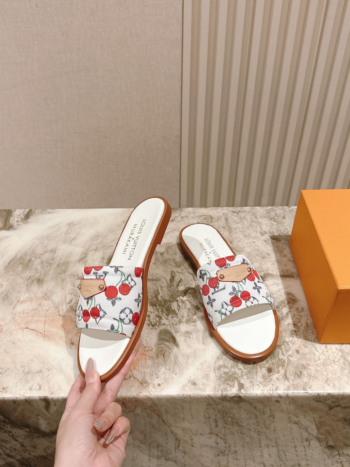   | ²⁰²5𝐬𝐬 🤍🤎
驴家早春新品🆕 new arrival～LV春夏涂鸦拖鞋，也太出彩了！时尚性