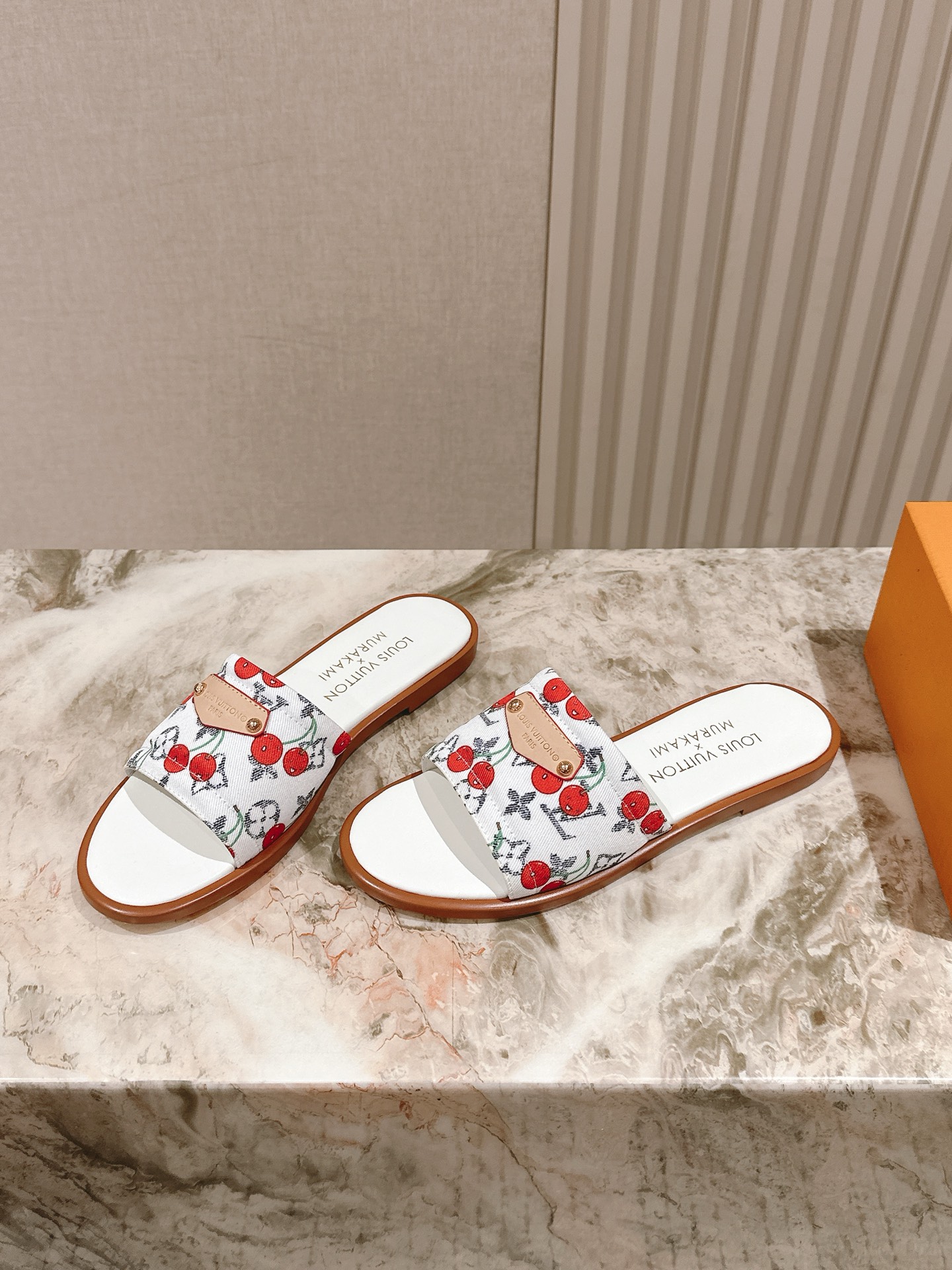   | ²⁰²5𝐬𝐬 🤍🤎
驴家早春新品🆕 new arrival～LV春夏涂鸦拖鞋，也太出彩了！时尚性