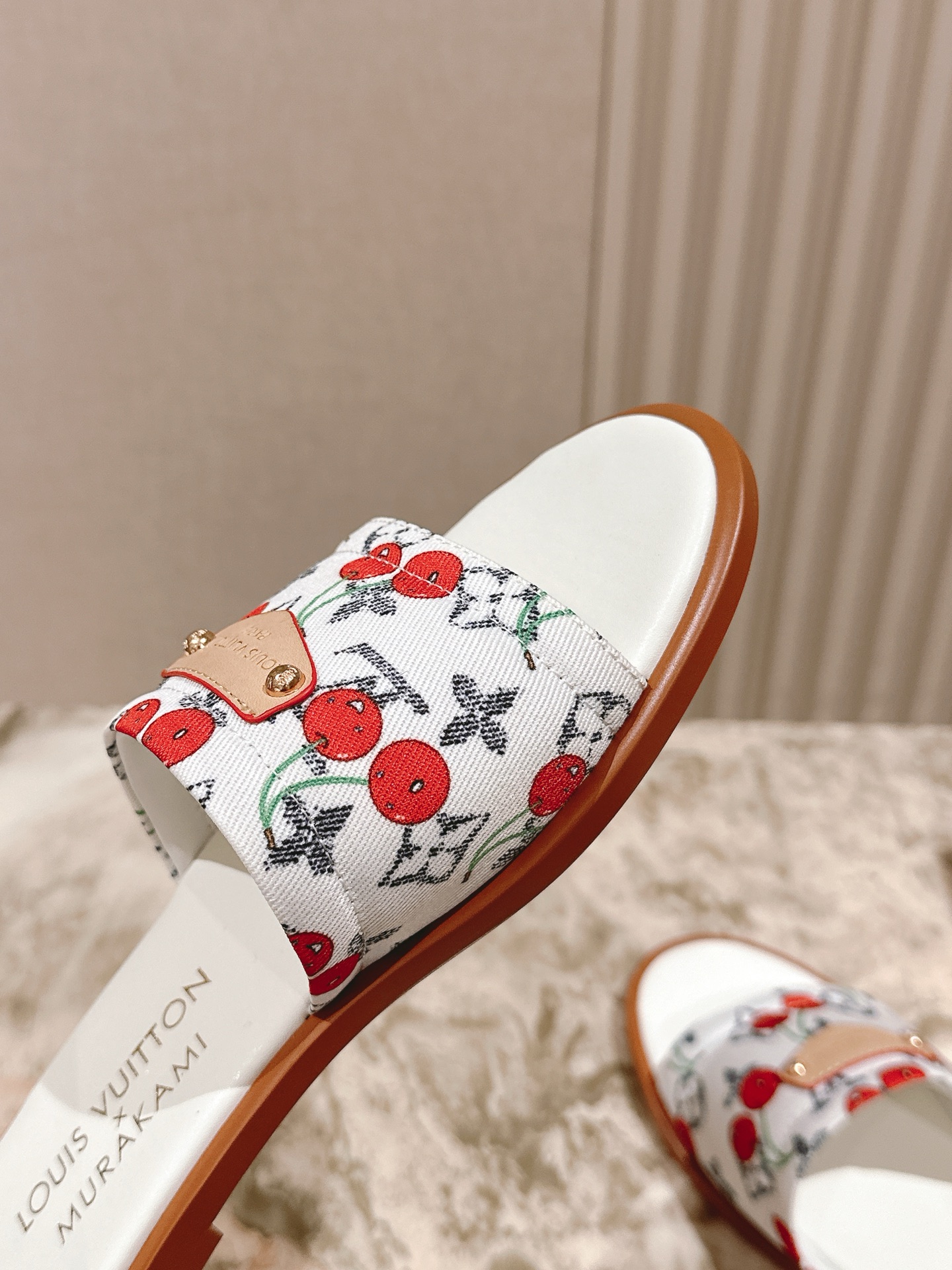   | ²⁰²5𝐬𝐬 🤍🤎
驴家早春新品🆕 new arrival～LV春夏涂鸦拖鞋，也太出彩了！时尚性