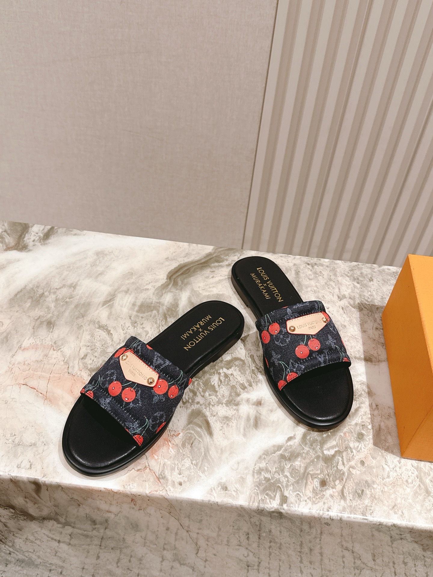   | ²⁰²5𝐬𝐬 🤍🤎
驴家早春新品🆕 new arrival～LV春夏涂鸦拖鞋，也太出彩了！时尚性