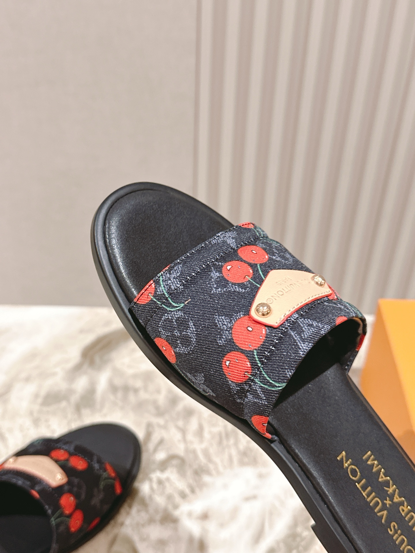   | ²⁰²5𝐬𝐬 🤍🤎
驴家早春新品🆕 new arrival～LV春夏涂鸦拖鞋，也太出彩了！时尚性