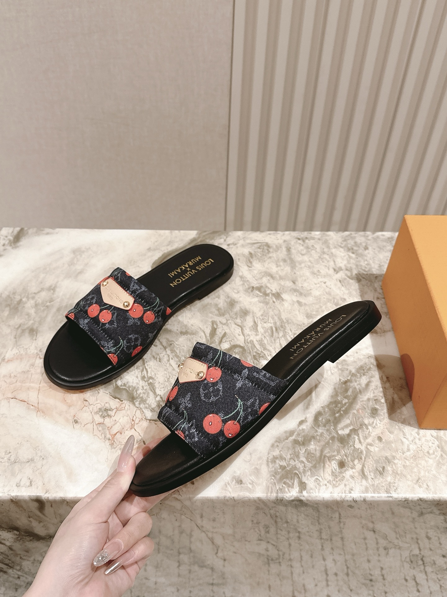   | ²⁰²5𝐬𝐬 🤍🤎
驴家早春新品🆕 new arrival～LV春夏涂鸦拖鞋，也太出彩了！时尚性