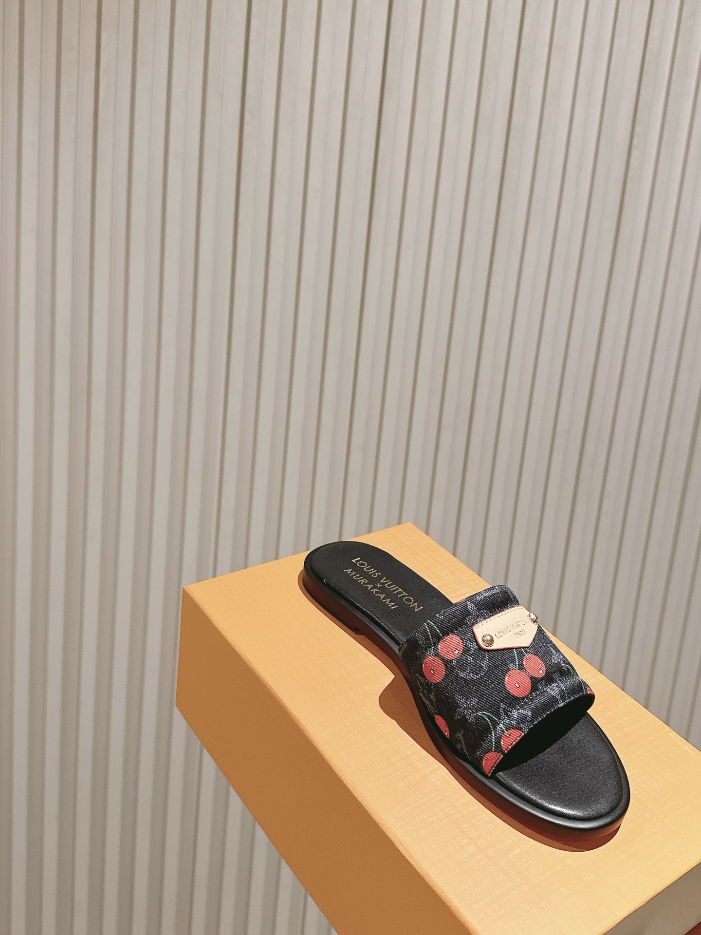   | ²⁰²5𝐬𝐬 🤍🤎
驴家早春新品🆕 new arrival～LV春夏涂鸦拖鞋，也太出彩了！时尚性