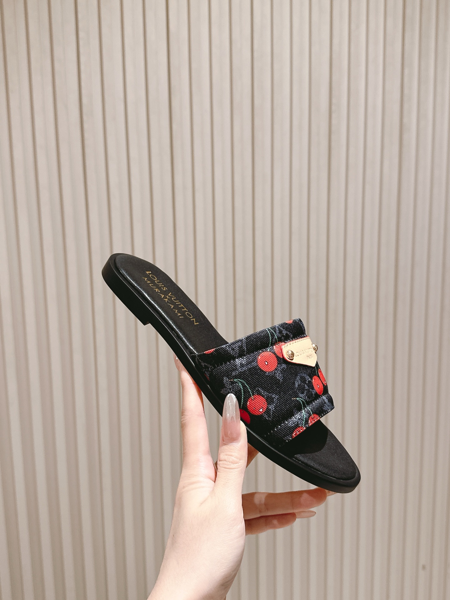   | ²⁰²5𝐬𝐬 🤍🤎
驴家早春新品🆕 new arrival～LV春夏涂鸦拖鞋，也太出彩了！时尚性