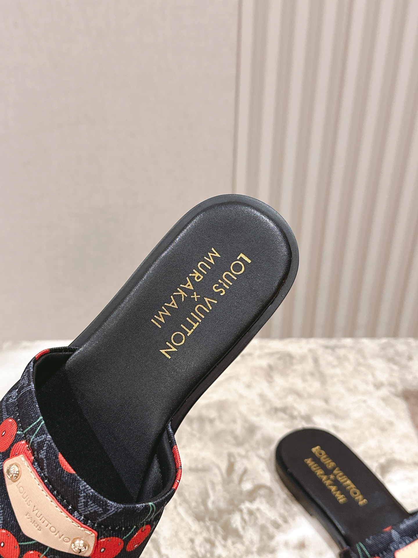   | ²⁰²5𝐬𝐬 🤍🤎
驴家早春新品🆕 new arrival～LV春夏涂鸦拖鞋，也太出彩了！时尚性