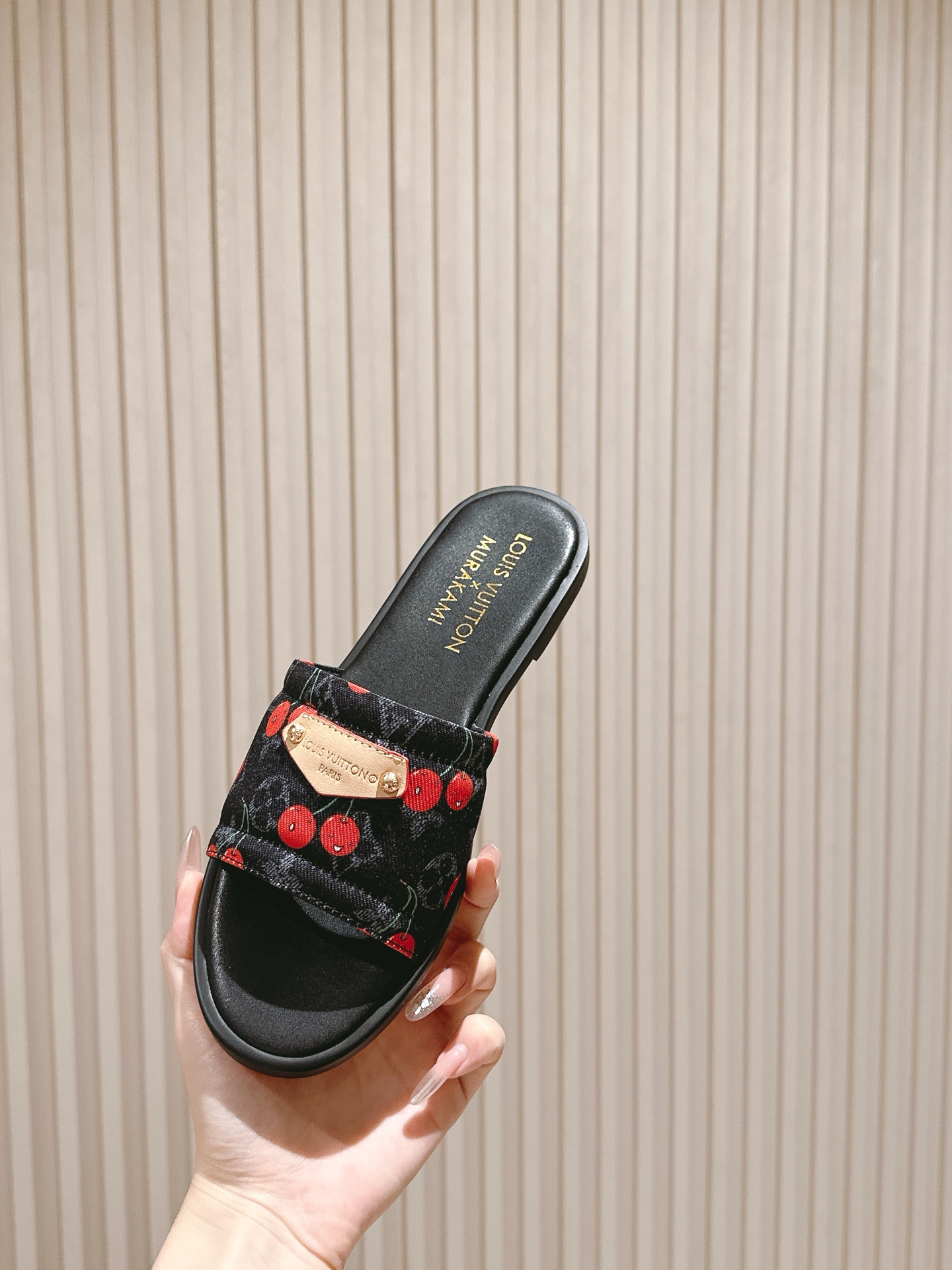   | ²⁰²5𝐬𝐬 🤍🤎
驴家早春新品🆕 new arrival～LV春夏涂鸦拖鞋，也太出彩了！时尚性