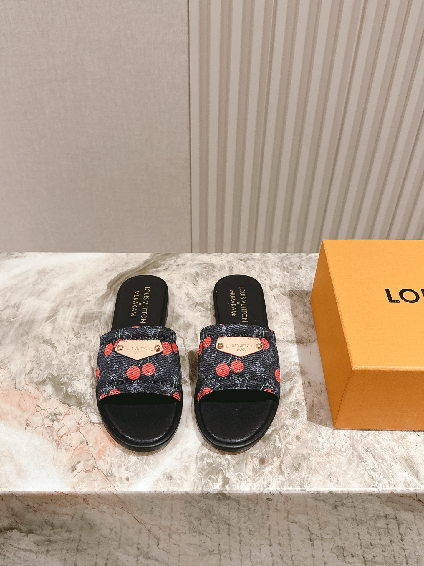   | ²⁰²5𝐬𝐬 🤍🤎
驴家早春新品🆕 new arrival～LV春夏涂鸦拖鞋，也太出彩了！时尚性