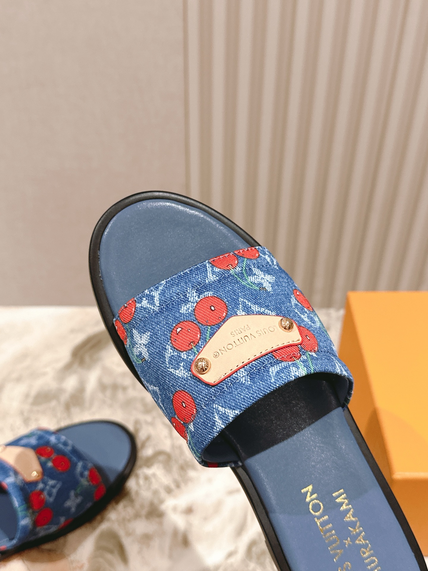   | ²⁰²5𝐬𝐬 🤍🤎
驴家早春新品🆕 new arrival～LV春夏涂鸦拖鞋，也太出彩了！时尚性
