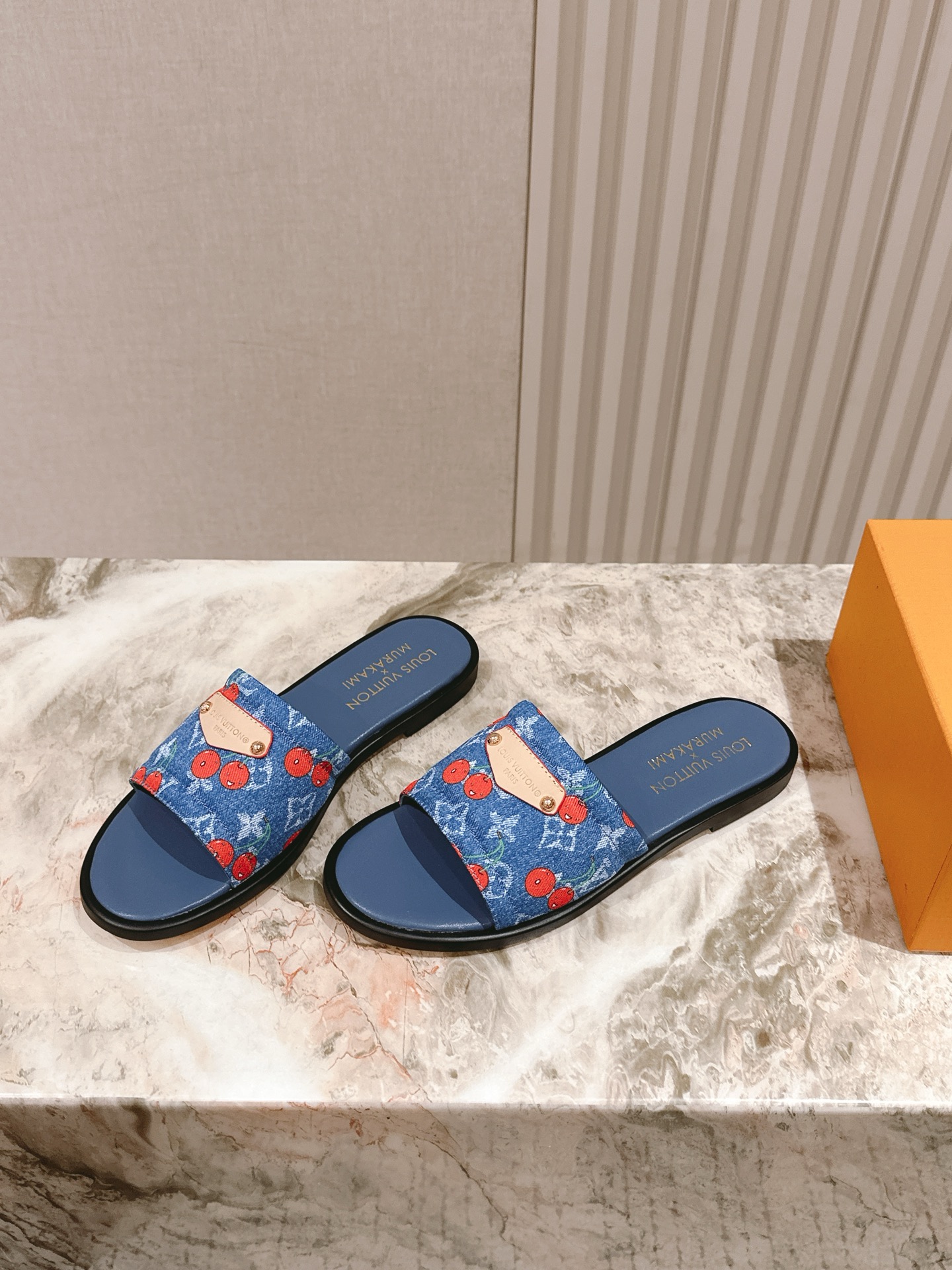   | ²⁰²5𝐬𝐬 🤍🤎
驴家早春新品🆕 new arrival～LV春夏涂鸦拖鞋，也太出彩了！时尚性