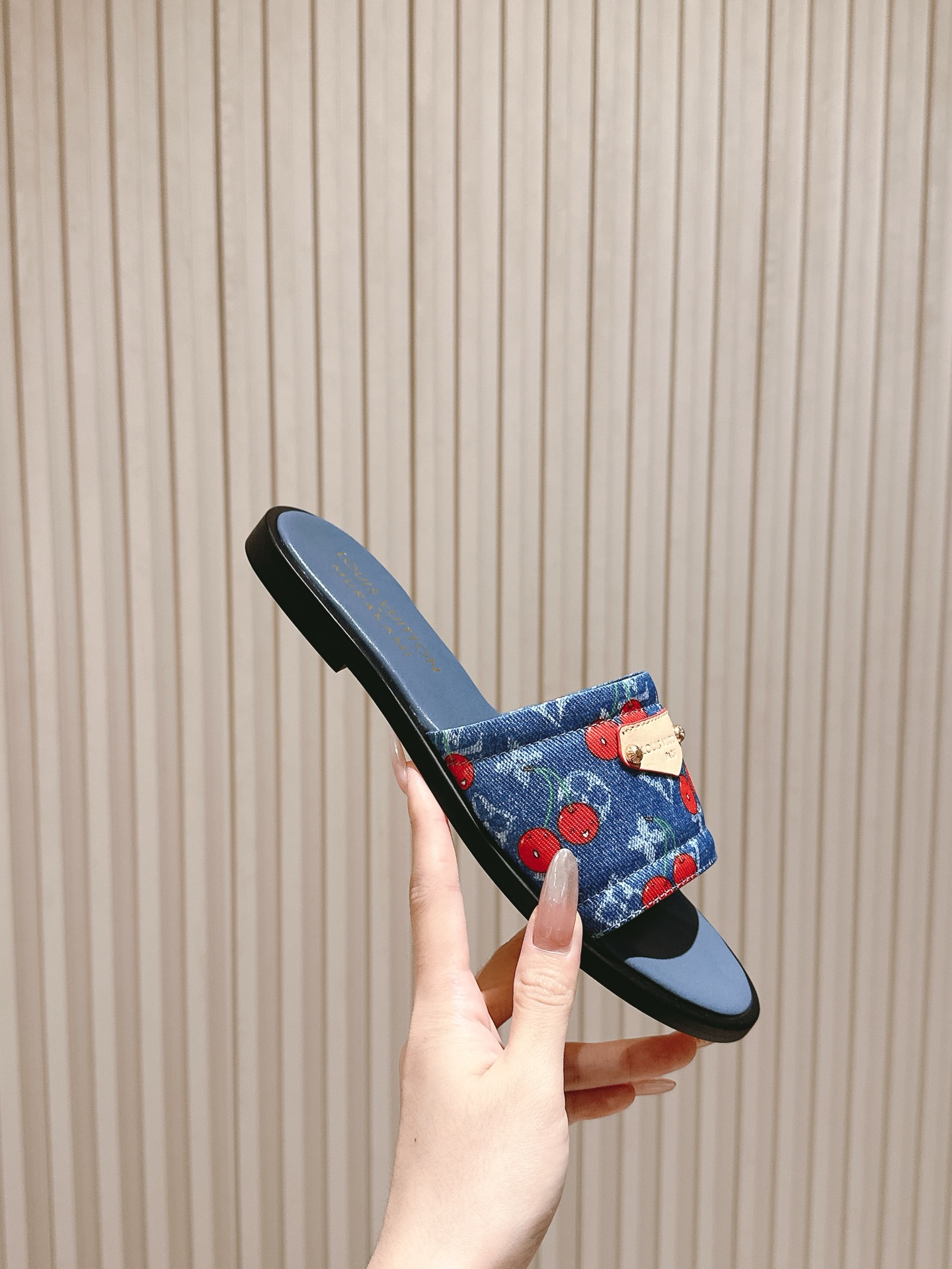   | ²⁰²5𝐬𝐬 🤍🤎
驴家早春新品🆕 new arrival～LV春夏涂鸦拖鞋，也太出彩了！时尚性