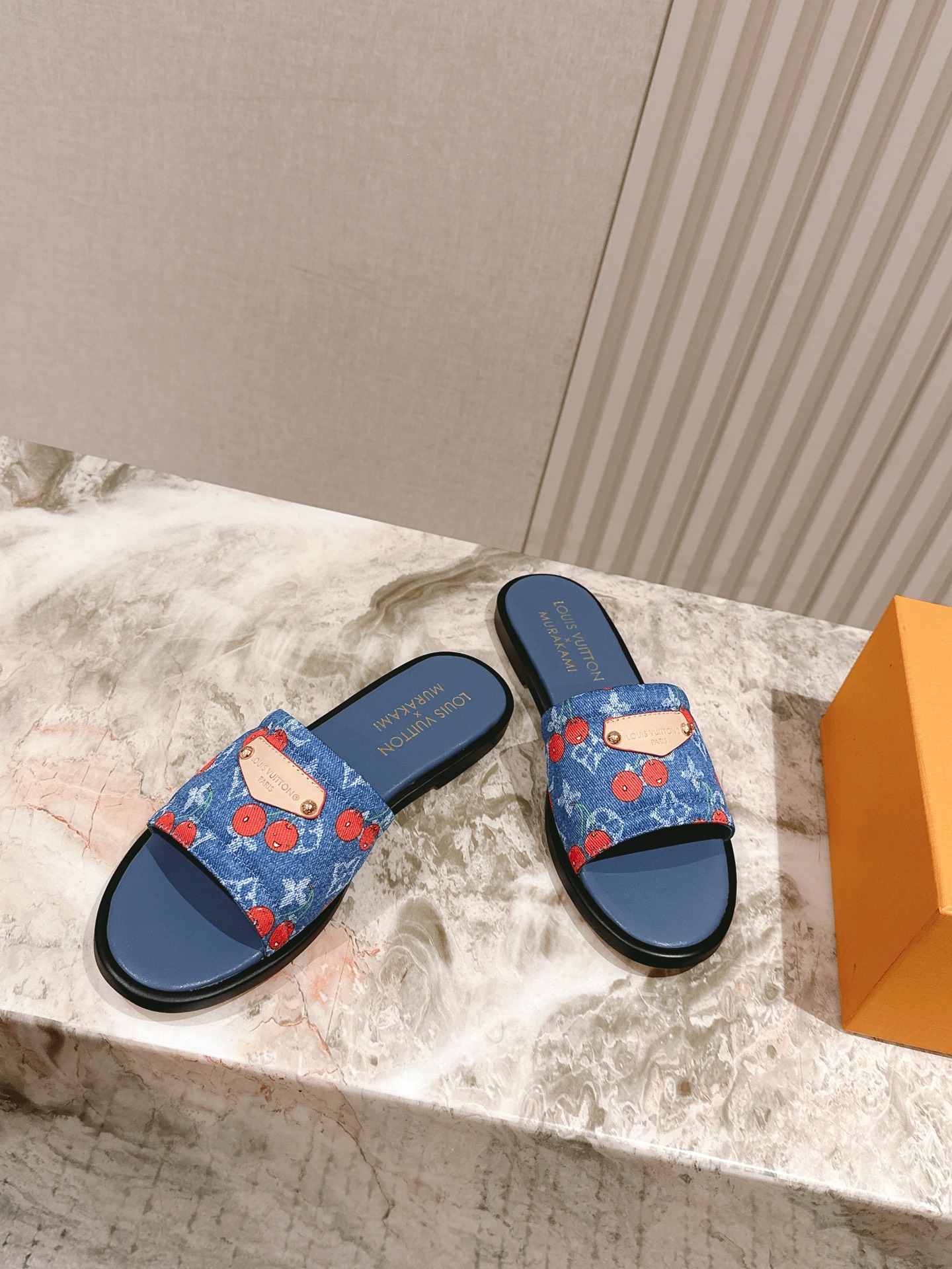   | ²⁰²5𝐬𝐬 🤍🤎
驴家早春新品🆕 new arrival～LV春夏涂鸦拖鞋，也太出彩了！时尚性
