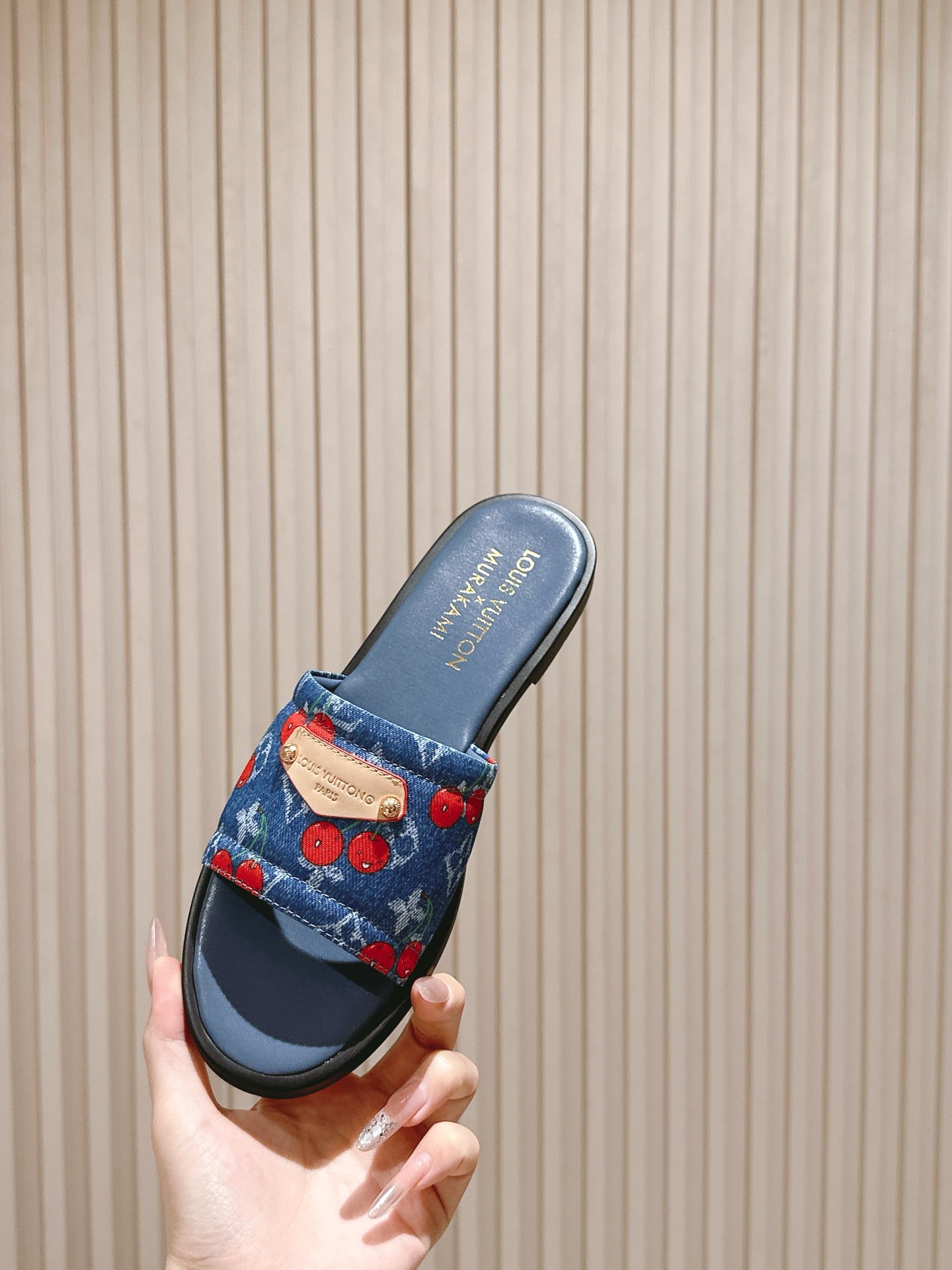   | ²⁰²5𝐬𝐬 🤍🤎
驴家早春新品🆕 new arrival～LV春夏涂鸦拖鞋，也太出彩了！时尚性