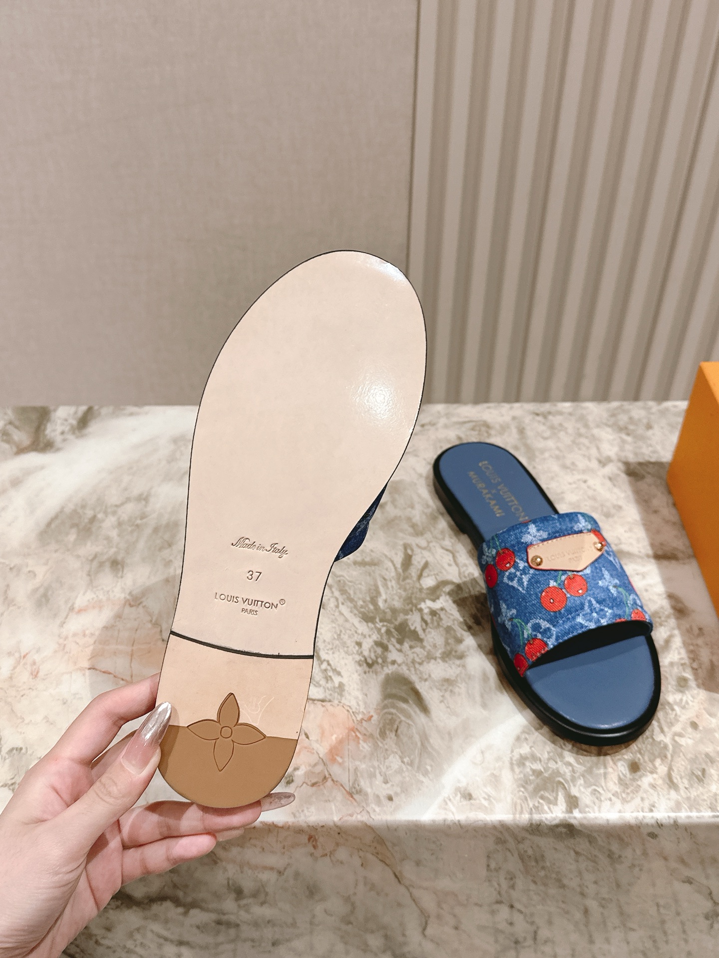   | ²⁰²5𝐬𝐬 🤍🤎
驴家早春新品🆕 new arrival～LV春夏涂鸦拖鞋，也太出彩了！时尚性