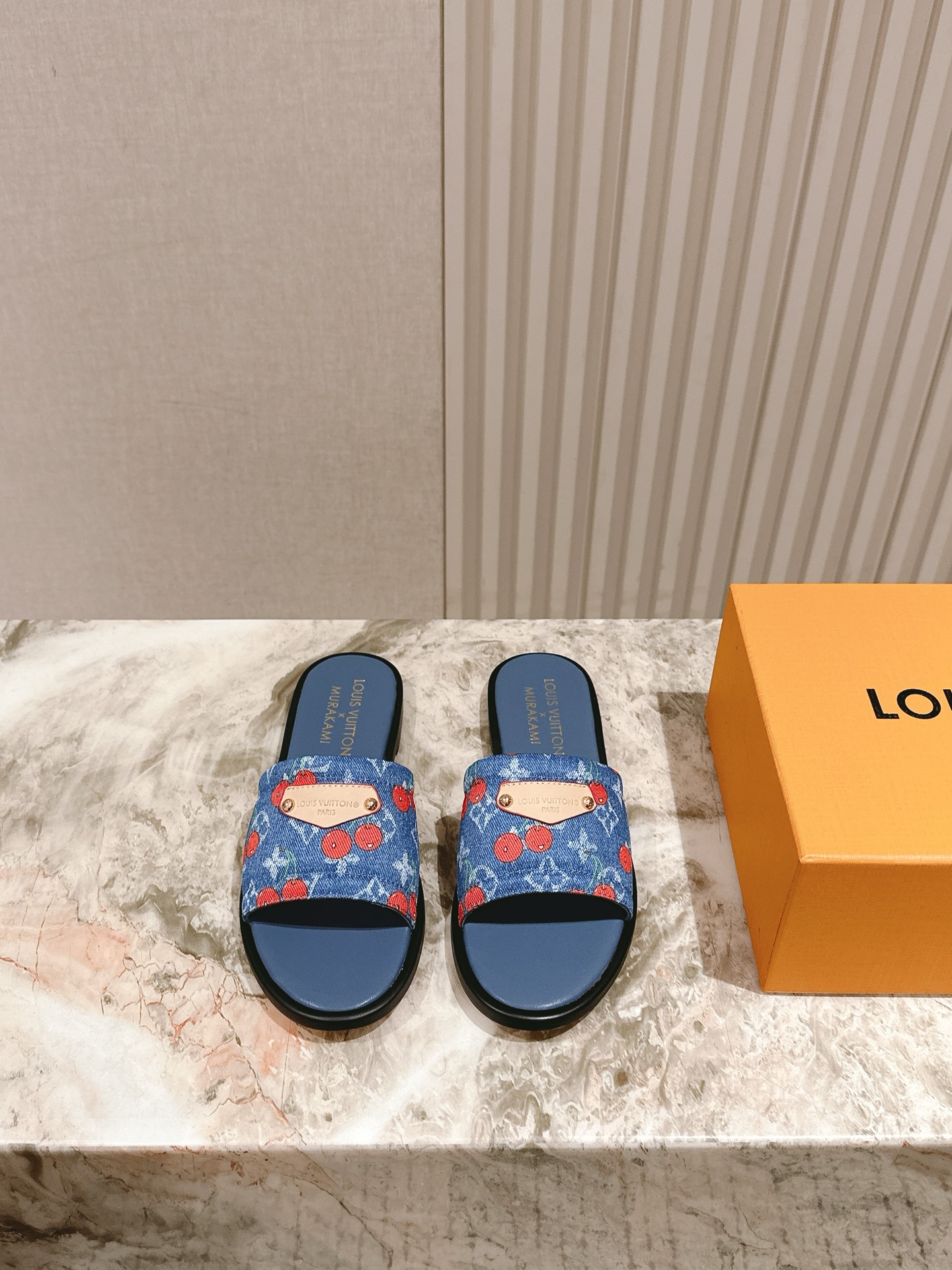  | ²⁰²5𝐬𝐬 🤍🤎
驴家早春新品🆕 new arrival～LV春夏涂鸦拖鞋，也太出彩了！时尚性